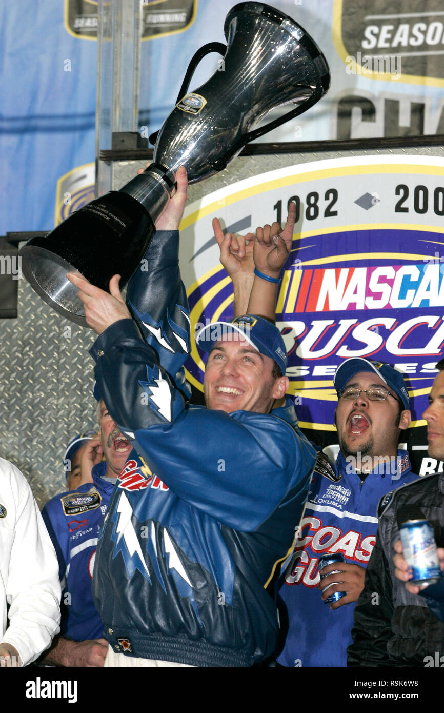 Kevin Harvick feiert den Gewinn der NASCAR Busch Series Meisterschaft an Homestead-Miami Speedway in Homestead, Florida am 18. November 2006. Stockfoto