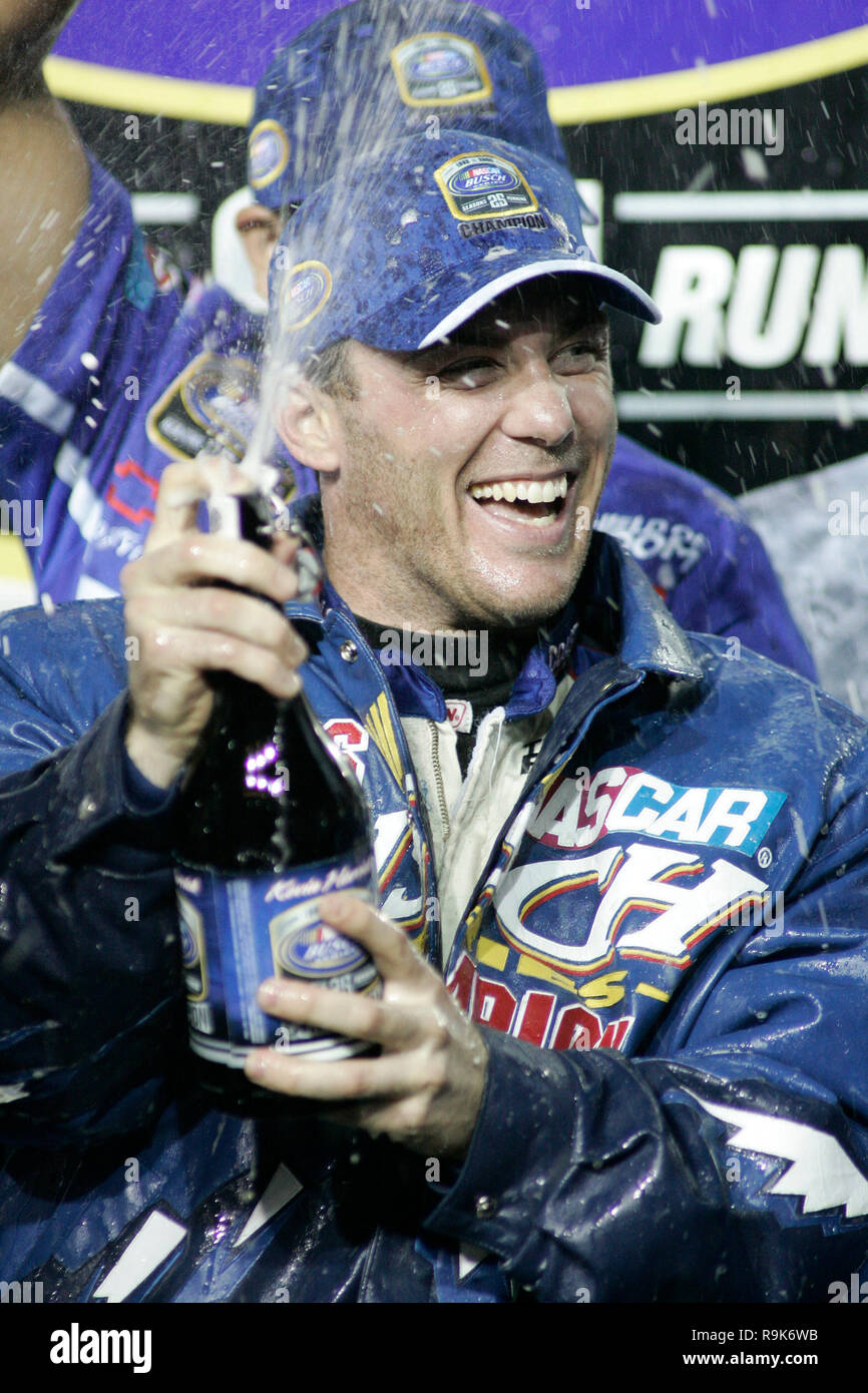 Kevin Harvick feiert den Gewinn der NASCAR Busch Series Meisterschaft an Homestead-Miami Speedway in Homestead, Florida am 18. November 2006. Stockfoto