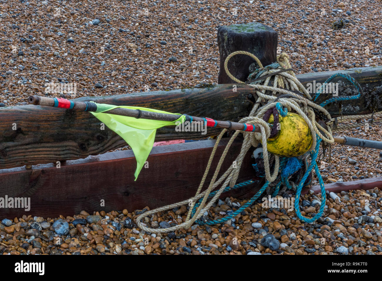 Verworfen Fanggeräte gewaschen als Strandgut auf einem Kiesstrand. Kunststoff, die Verschmutzung des Meeres. Stockfoto