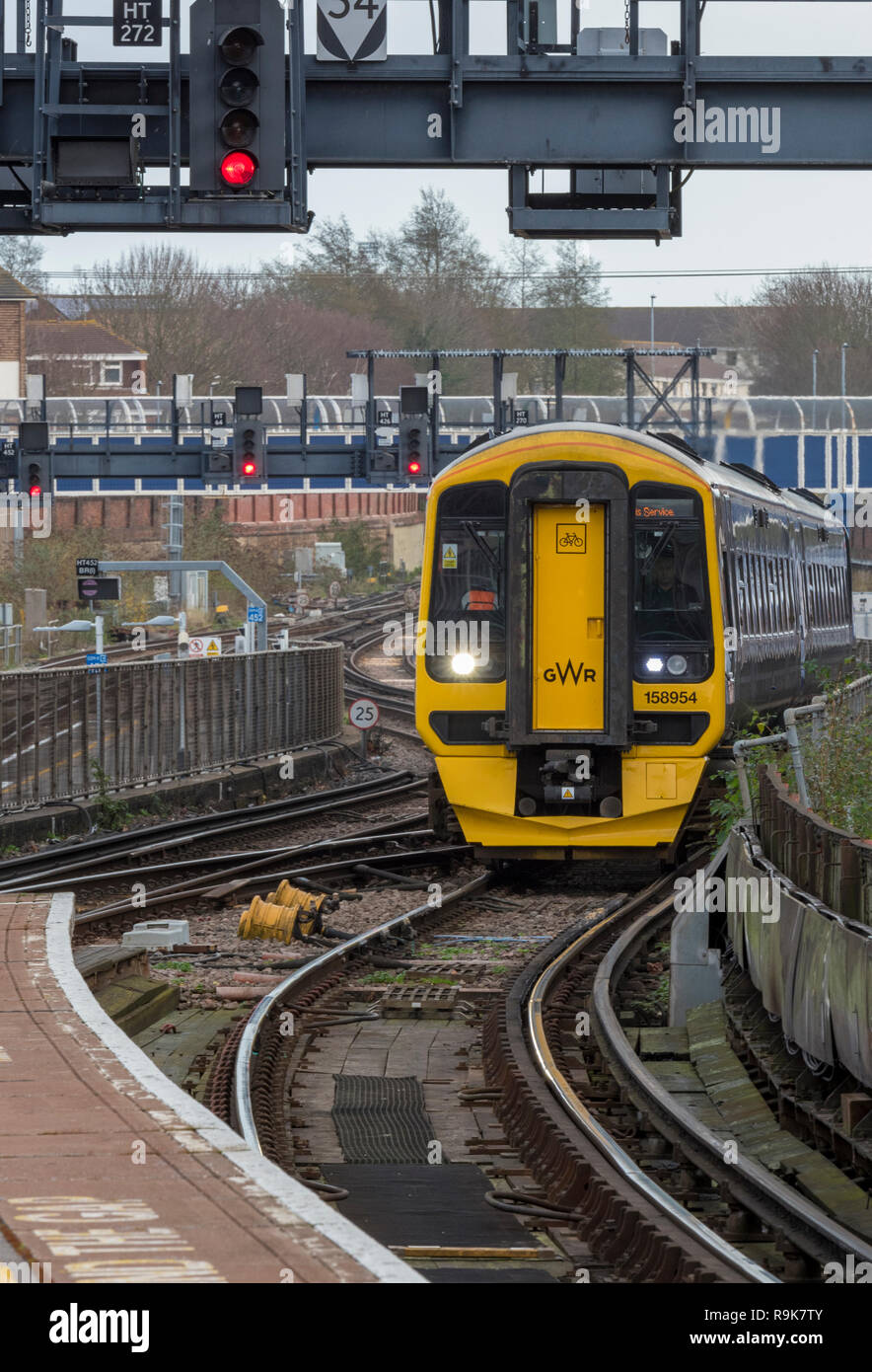 Ein DieselTriebzug der Klasse 158, der sich dem Bahnsteig am