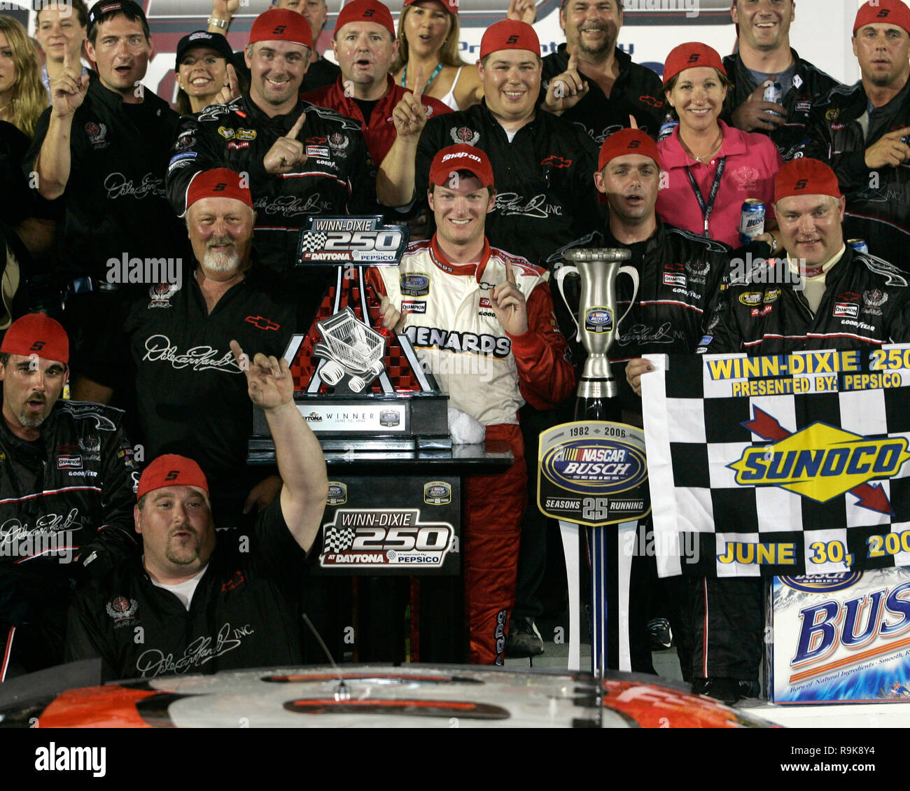 Dale Earnhardt Jr. feiert den Gewinn der Winn - Dixie 250 NASCAR Rennen auf dem Daytona International Speedway in Daytona Beach, Florida, am 30. Juni 2006. Stockfoto