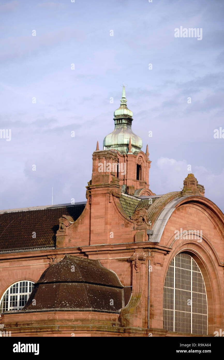 Die Türme und die äußere Fassade der Kathedrale St. Peter in Worms. Stockfoto