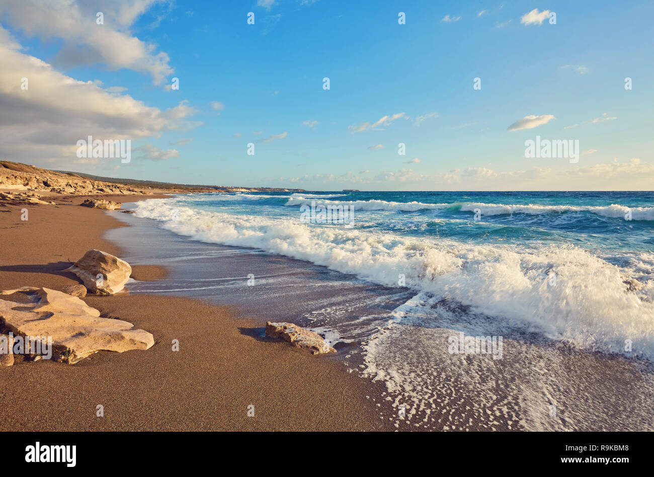 Storming Meer und breiten sich Wellen, Zypern Küste. Stockfoto