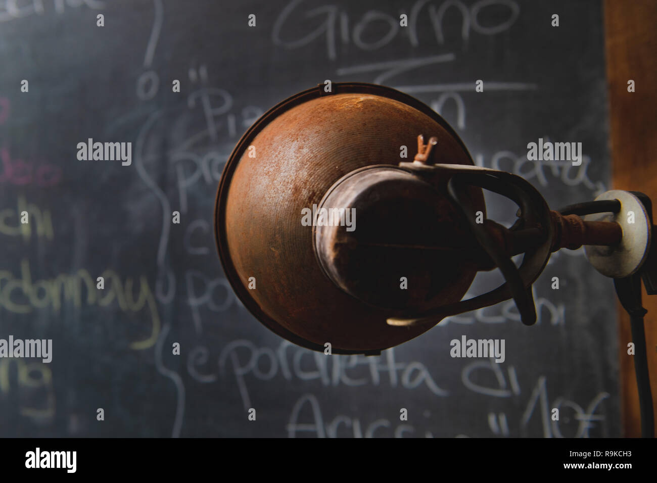 Detail des Alten rostigen Lampe poiting Schwarze Schiefertafel mit Text Stockfoto