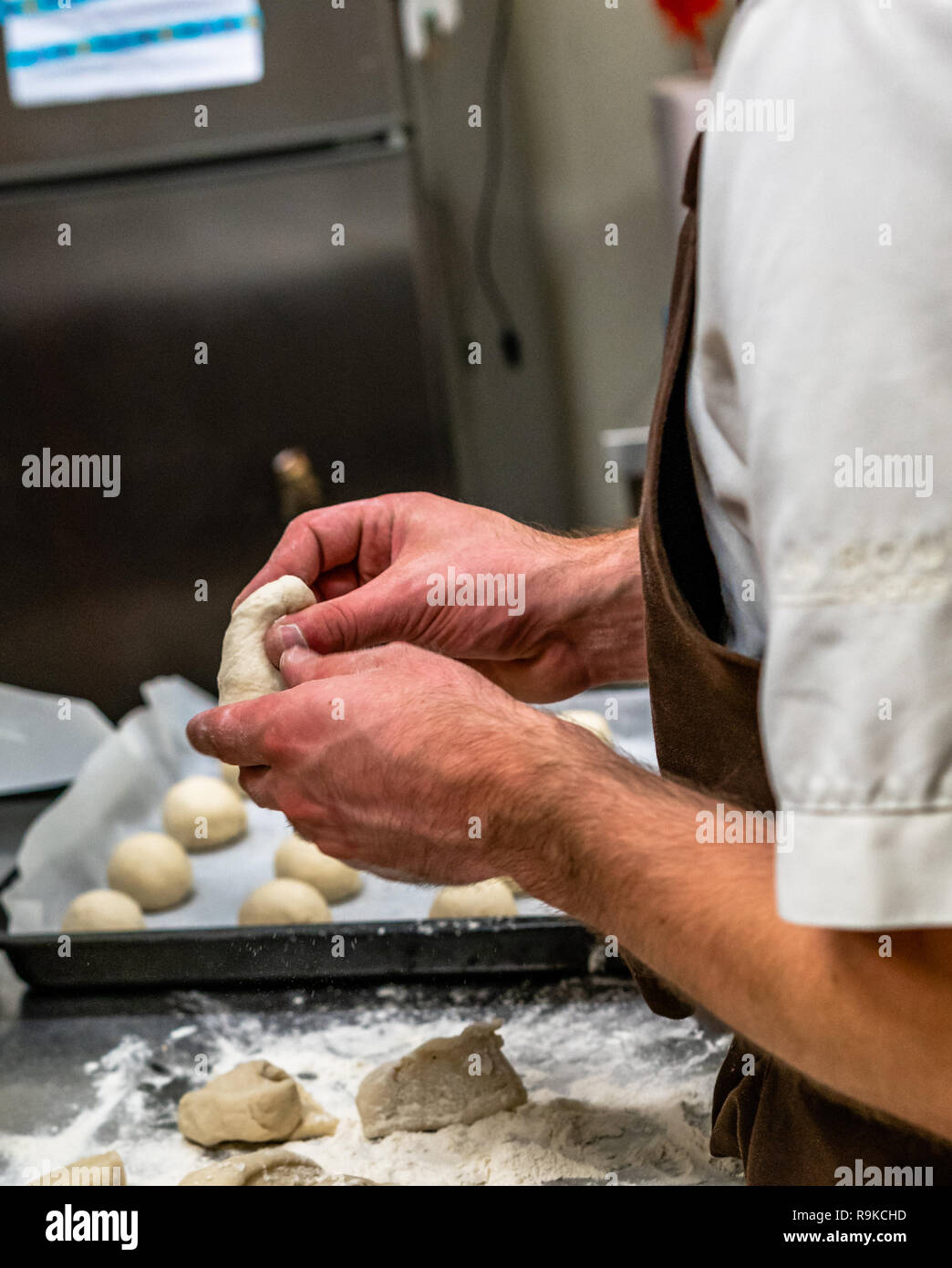 Männliche Küchenchefs Vorbereitung Brotteig für selbstgemachte Brot und Frikadellen - Küche mit isolierten Maßnahmen, nur Chef's Hände Stockfoto
