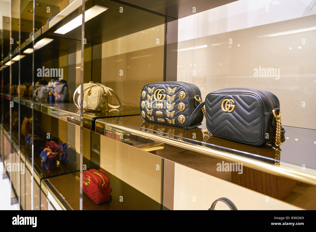 Rom, Italien, ca. November 2017: Taschen auf Anzeige an eine Gucci store in  Fiumicino International Airport Stockfotografie - Alamy