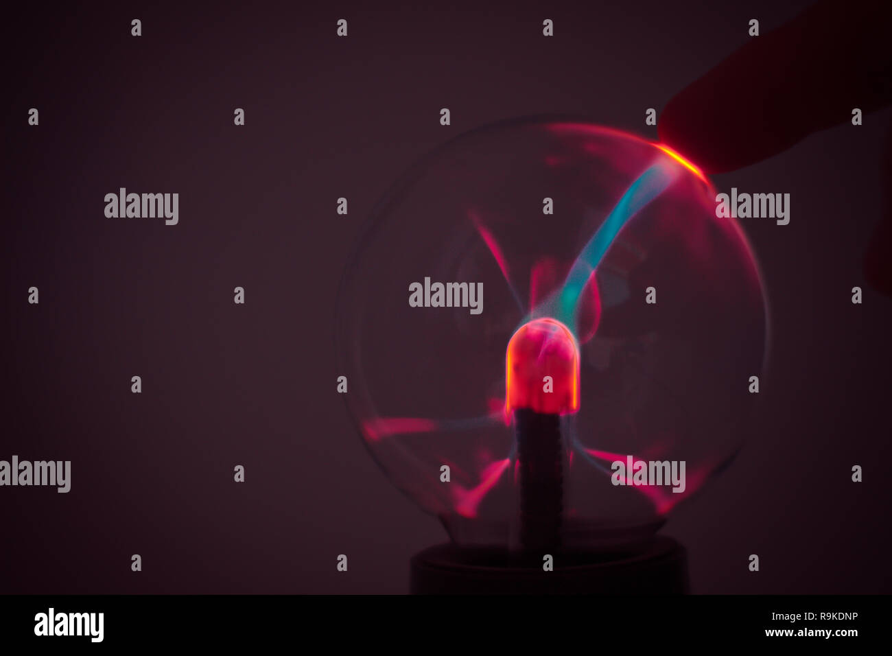 Ein Plasma Lampe mit rosa Strom strahlen. Wirkung von Elektrizität auf dem  Glas Stockfotografie - Alamy