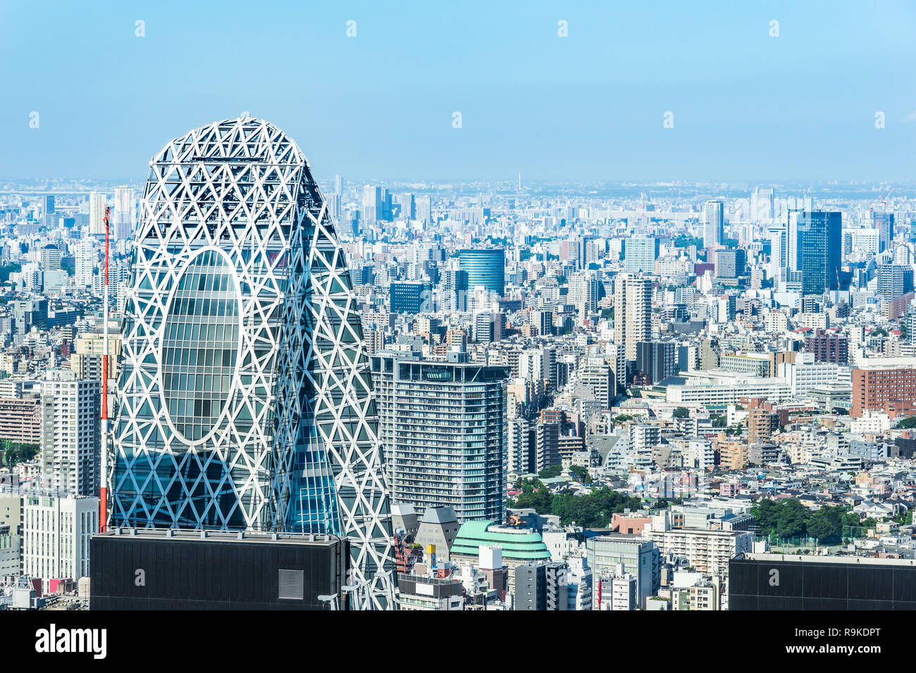 Asien Business Konzept für Immobilien und Corporate Bau - Panoramablick auf die moderne Skyline der Stadt Luftaufnahme der Shinjuku-gegend unter strahlend blauen Himmel ein Stockfoto