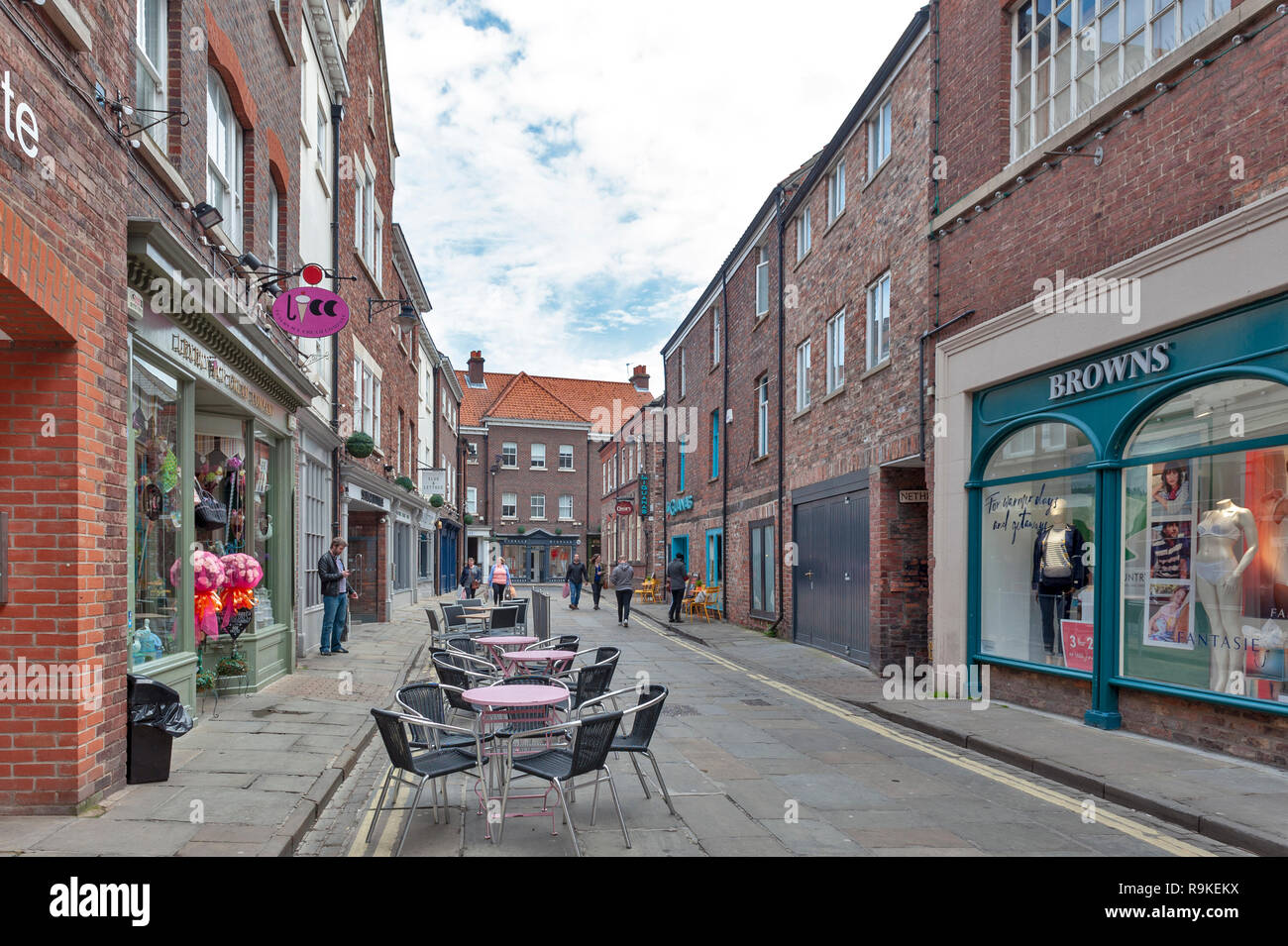 Alten Ziegel Gebäuden, Geschäften und Restaurants auf der Gasse zurück Swinegate im historischen Viertel der Stadt York, England, Großbritannien Stockfoto