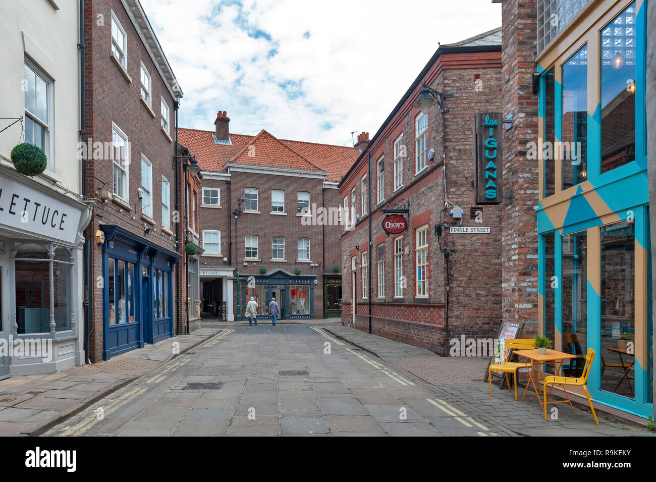 Alten Ziegel Gebäuden, Geschäften und Restaurants auf der Gasse zurück Swinegate im historischen Viertel der Stadt York, England, Großbritannien Stockfoto