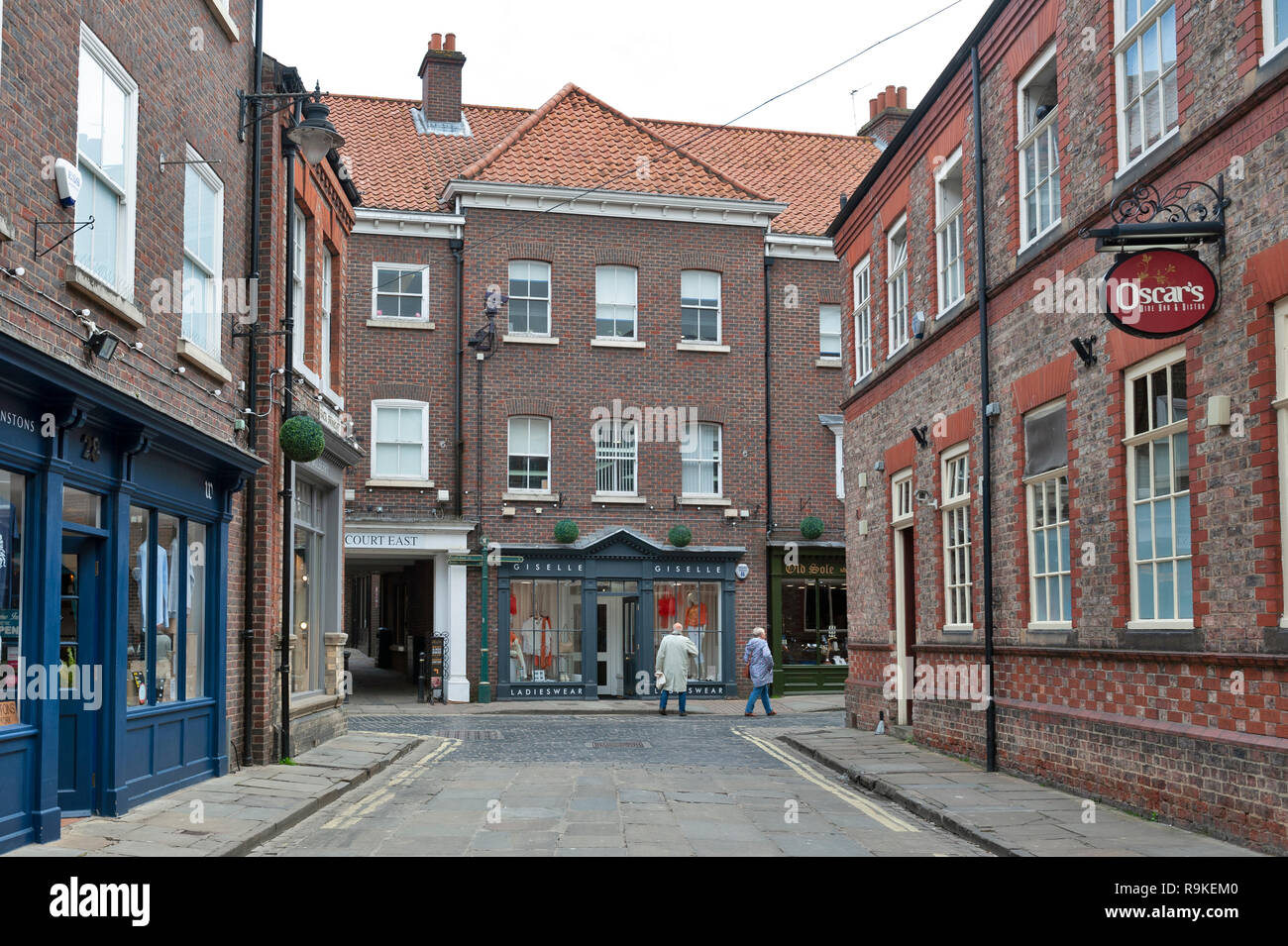 Alten Ziegel Gebäuden, Geschäften und Restaurants auf der Gasse zurück Swinegate im historischen Viertel der Stadt York, England, Großbritannien Stockfoto