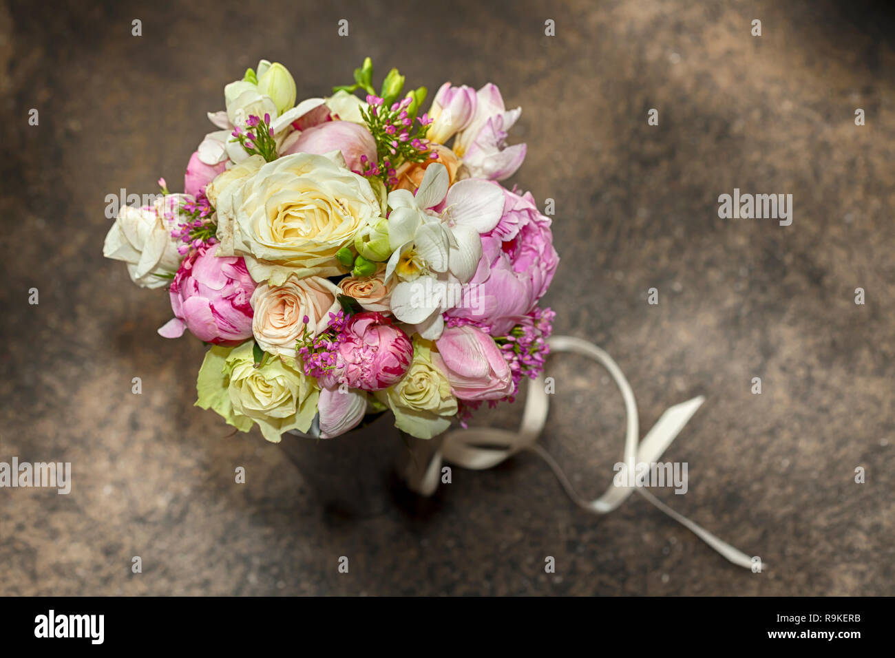 Bunter Blumenstrauß mit bunten Rosen. Nahaufnahme von Blumenschmuck, Ansicht von oben. Stockfoto