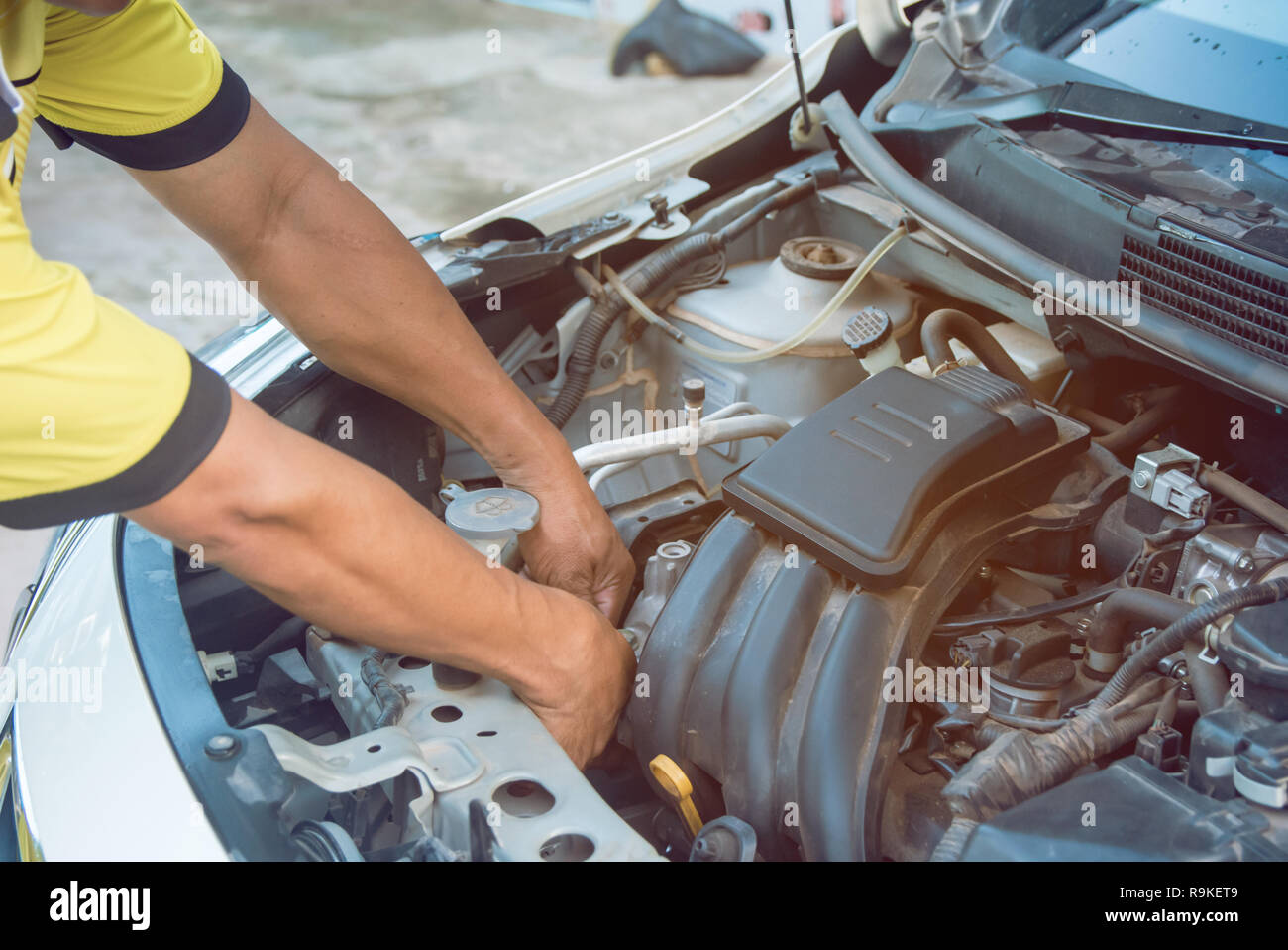 Kfz-Mechaniker arbeiten mit Schraubenschlüssel in Garage. Reparatur Service. Stockfoto