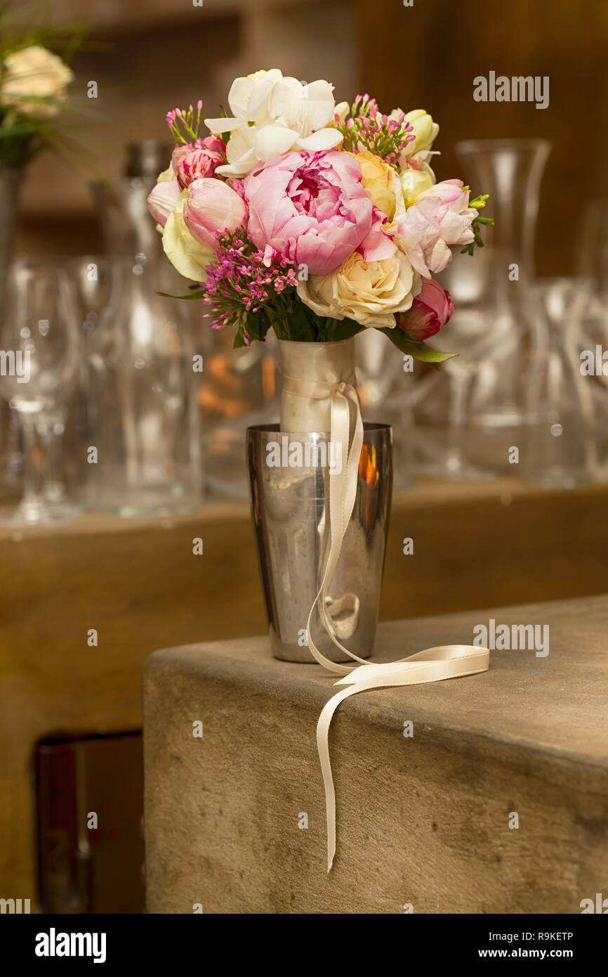 Herrlich bunten Strauß mit bunten Rosen. Blumenschmuck in Metall Vase. Schönheit, frisch. Stockfoto
