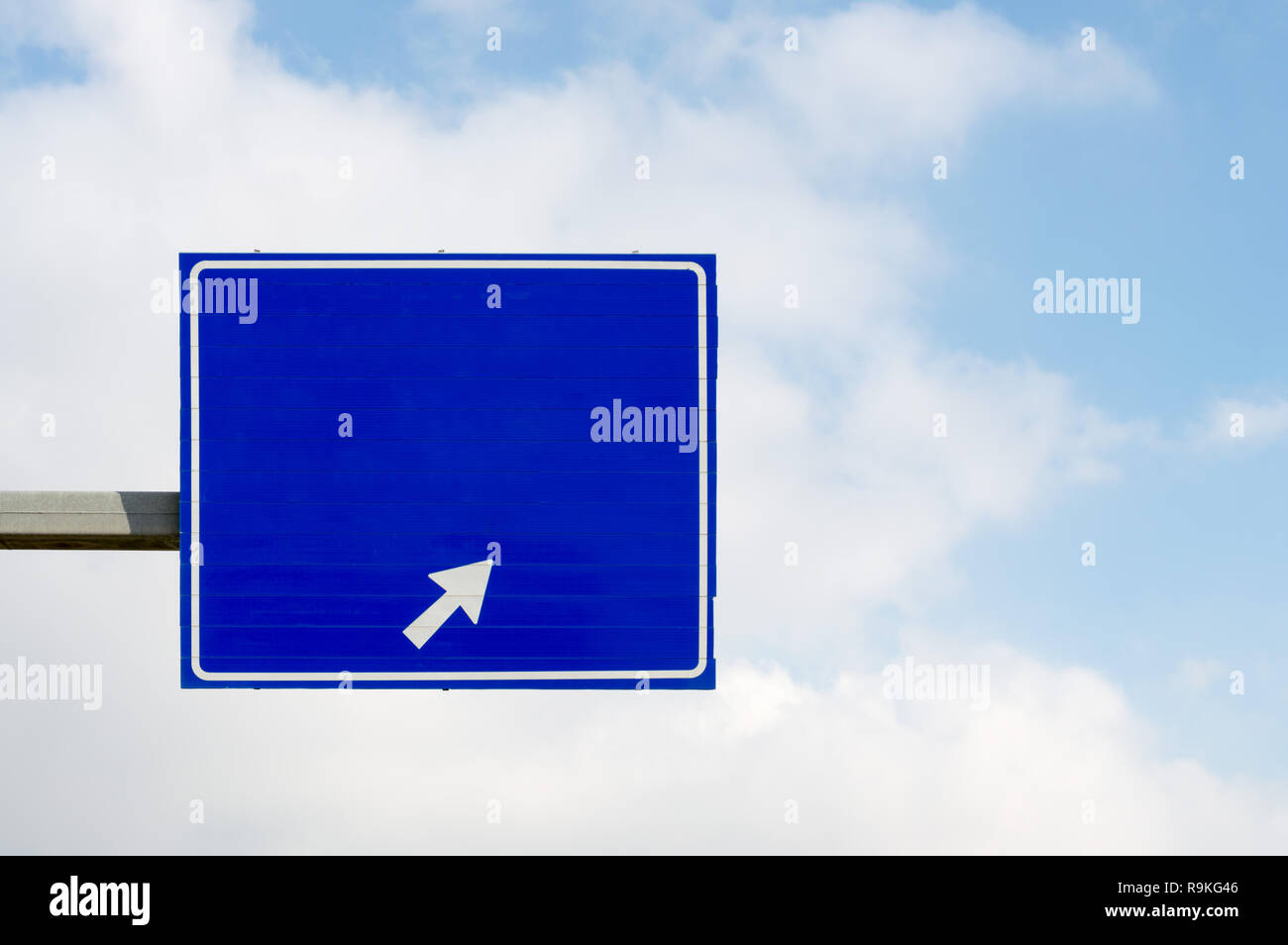 Blaues Schild Mit Rotem Und Weißem Pfeil Blaues Schild Mit Weißem Pfeil Stockfotos und -bilder Kaufen - Alamy
