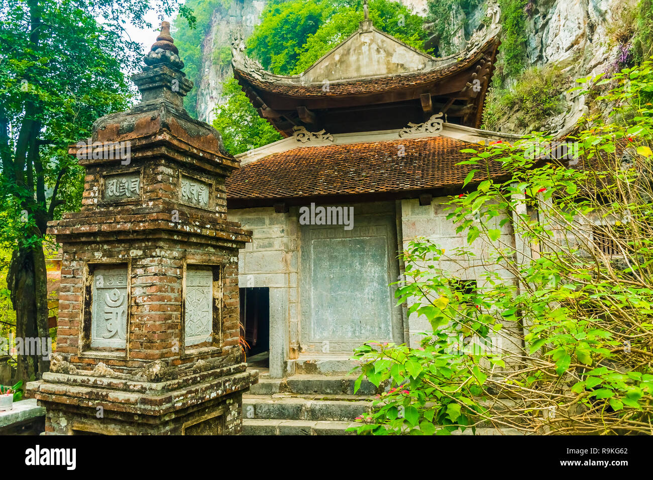 Alte buddhistische Stupa der Bich Dong Pagode Komplexe, Tam Coc, Ninh Binh in Vietnam. Stockfoto