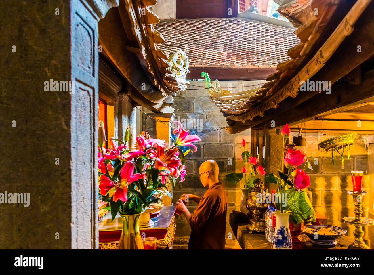 Betende Mönch in geheimnisvollen Ort der alten Bich Dong Pagode Komplexe, Tam Coc, Ninh Binh in Vietnam. Stockfoto