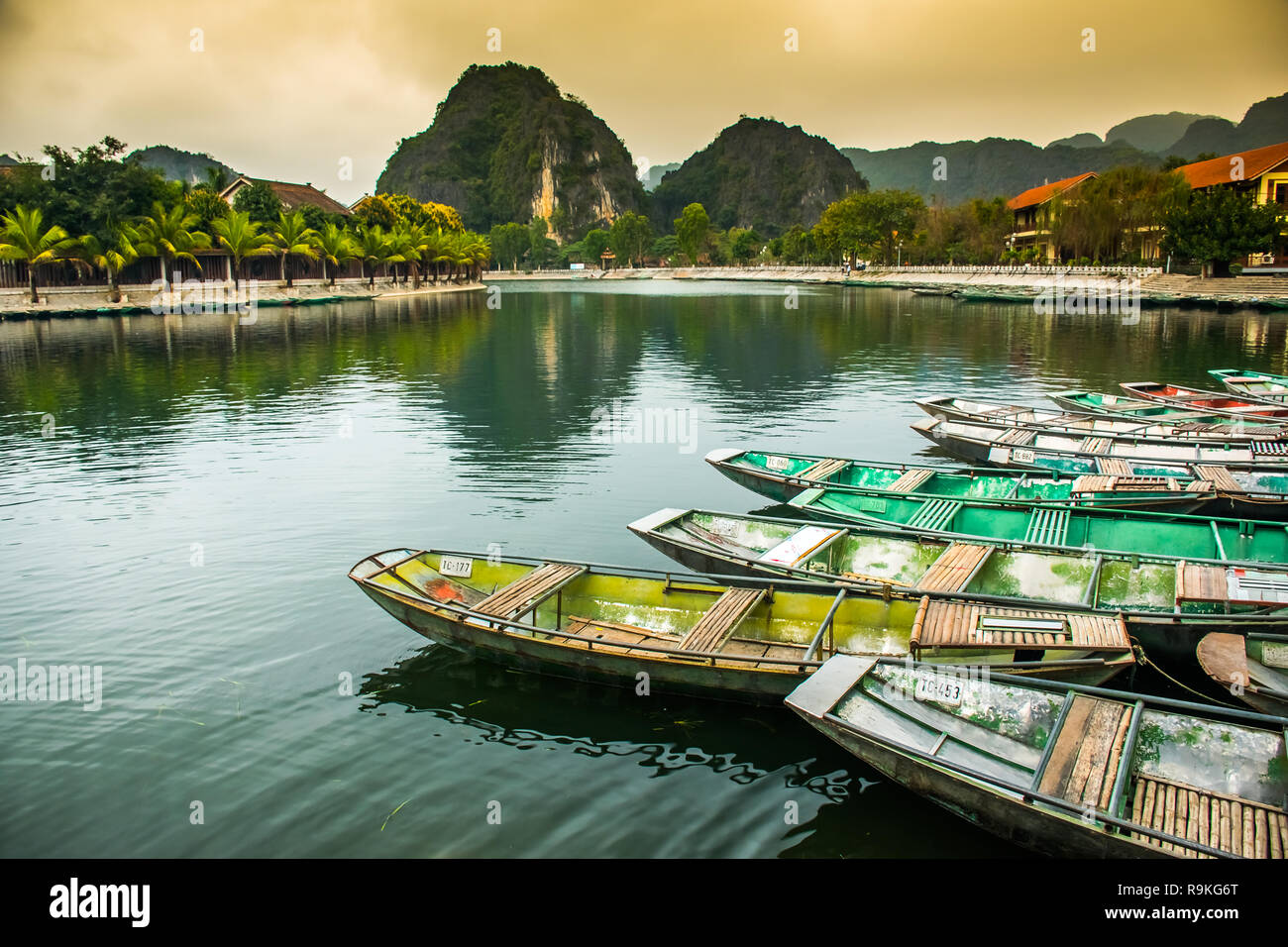 Erstaunlich morgen Ansicht mit vietnamesischen Boote am Fluss, Tam Coc, Ninh Binh in Vietnam Reisen und Reiseziele Stockfoto