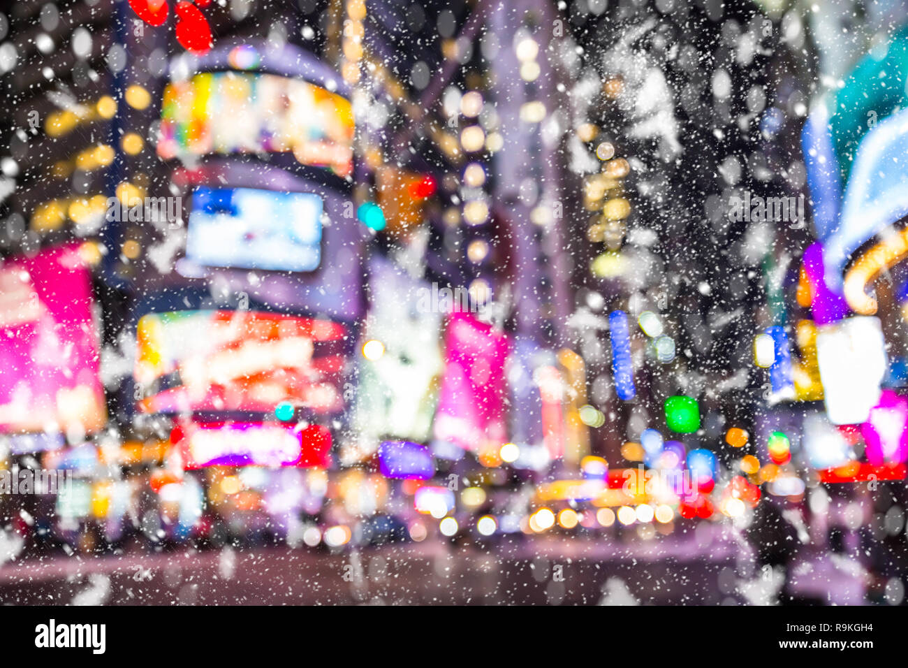 Blur defokussierten Times Square New York City Manhattan Straße Szene mit Autos, die Scheinwerfer und die Schneeflocken fallen im Winter Schnee Sturm Stockfoto
