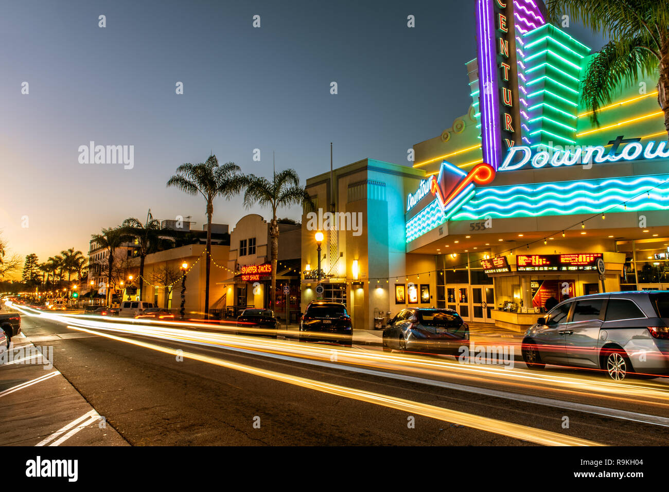 Main Street in der Innenstadt von Ventura, Kalifornien, USA mit  Weihnachtsbeleuchtung und Streifenbildung verkehr Scheinwerfer bei  Sonnenuntergang am Weihnachtsabend 2018 eingerichtet Stockfotografie - Alamy