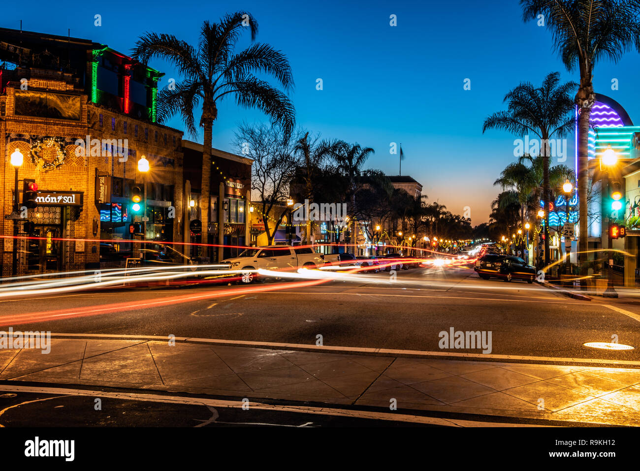 Schnittpunkt auf der Main Street in der Innenstadt von Ventura, Kalifornien, USA mit Weihnachtsbeleuchtung und lange Linie der Träger hat die offene Restaurants auf Chr eingerichtet Stockfoto