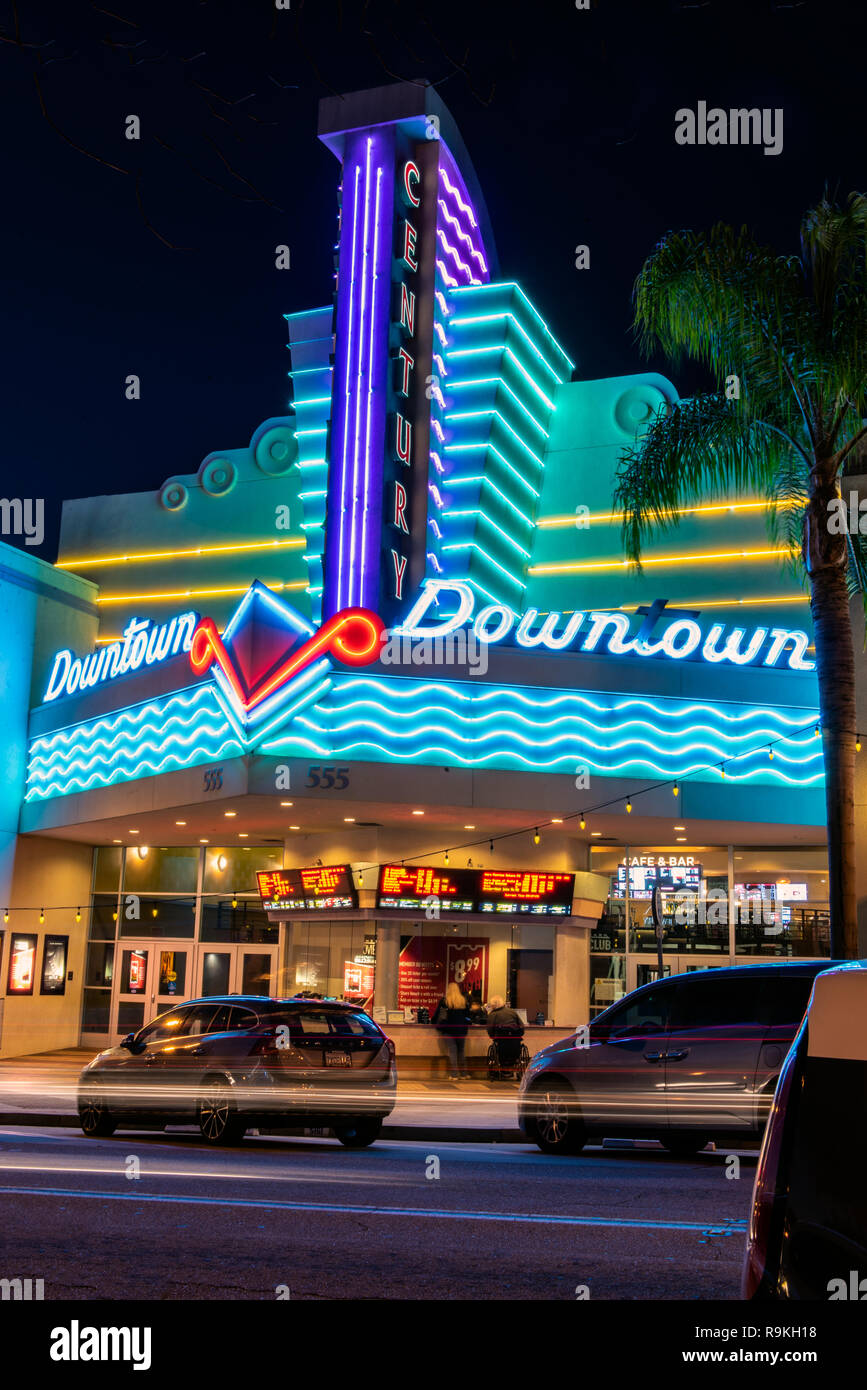 Kino in der Innenstadt von Ventura, Kalifornien, USA, mit Neonlicht und Streifenbildung verkehr Scheinwerfer am Weihnachtsabend 2018 eingerichtet. Stockfoto
