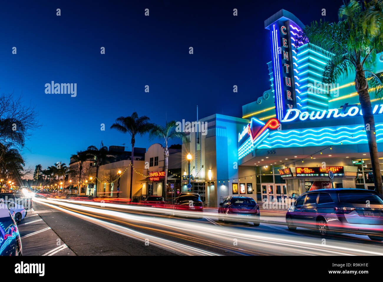 Main Street in der Innenstadt von Ventura, Kalifornien, USA, dekoriert mit Weihnachtsbeleuchtung und Streifenbildung verkehr Scheinwerfer unter gradient Dämmerung Himmel auf Weihnachten Stockfoto