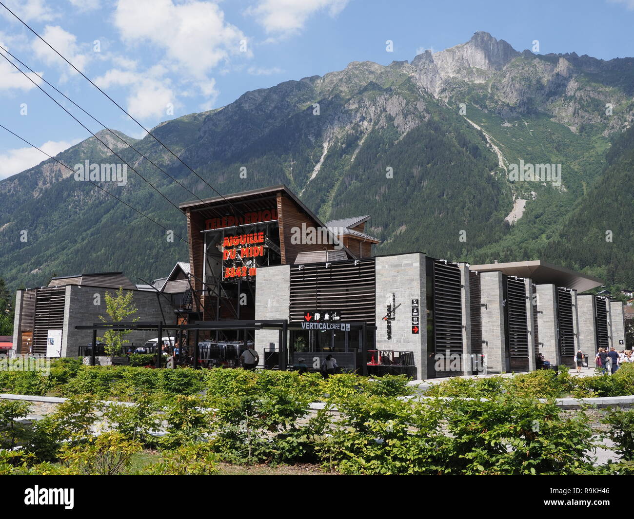 CHAMONIX MONT BLANC, FRANKREICH AUGUST 2018: Seilbahnstation Gebäude zu Aiguille du Midi-Spitze im europäischen Stadt bei Alpen Landschaften mit klaren, blauen Sk Stockfoto