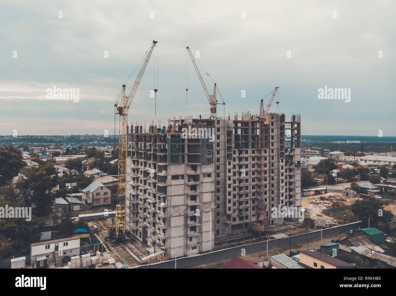 Ein neuer Wohnblock errichtet wird in einem Tief - rize Häuser der Stadt. Prozess der Gehäuse. Stadt Gehäuse Entwicklung Probleme. Große Plattenbau Stockfoto