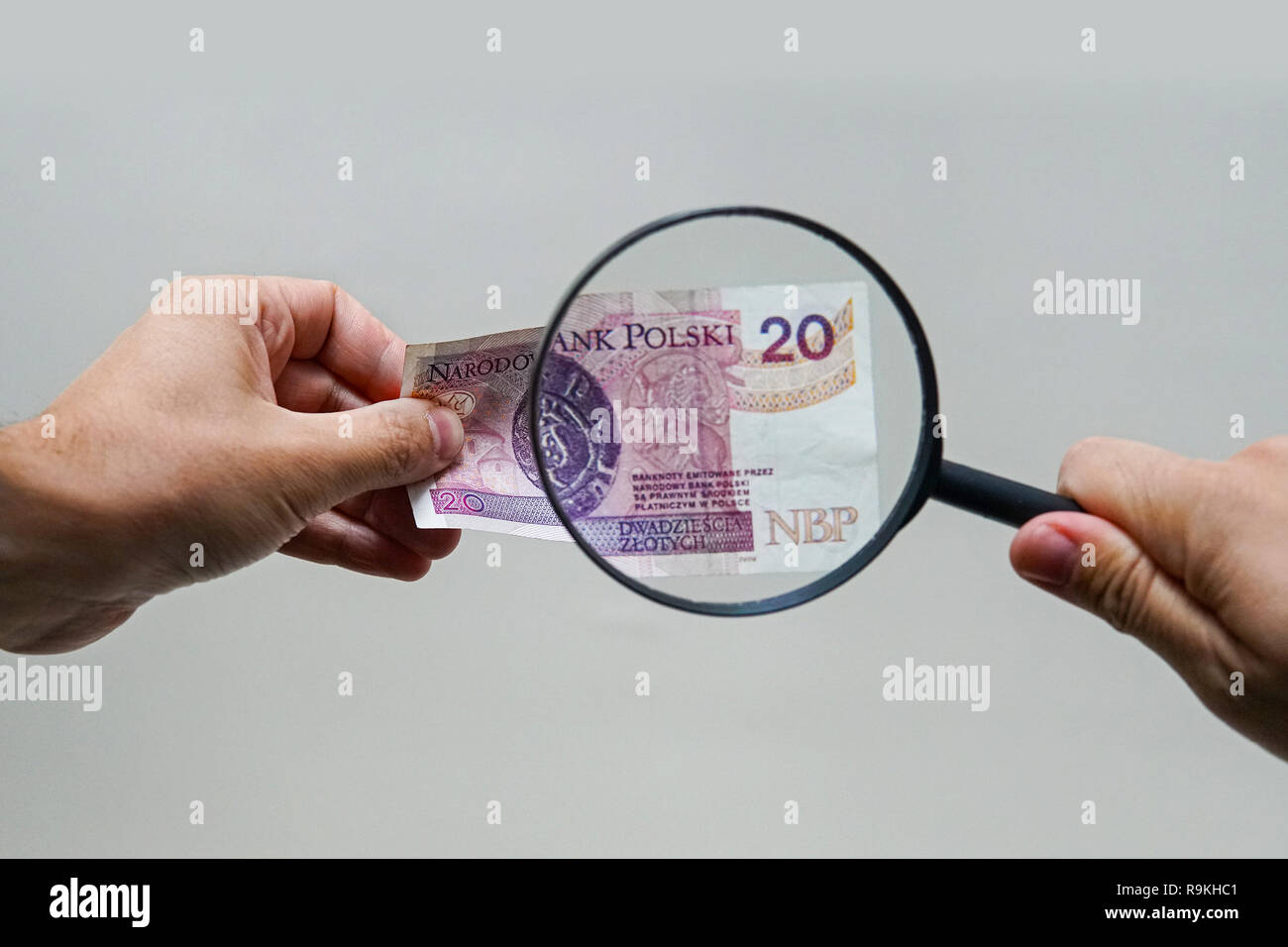 Experte mit Lupe überprüft verdächtige Geld. suche Wasserzeichen auf Papier der gefälschten Rechnungen. Lupe, Lupe, Lupe, magn Stockfoto