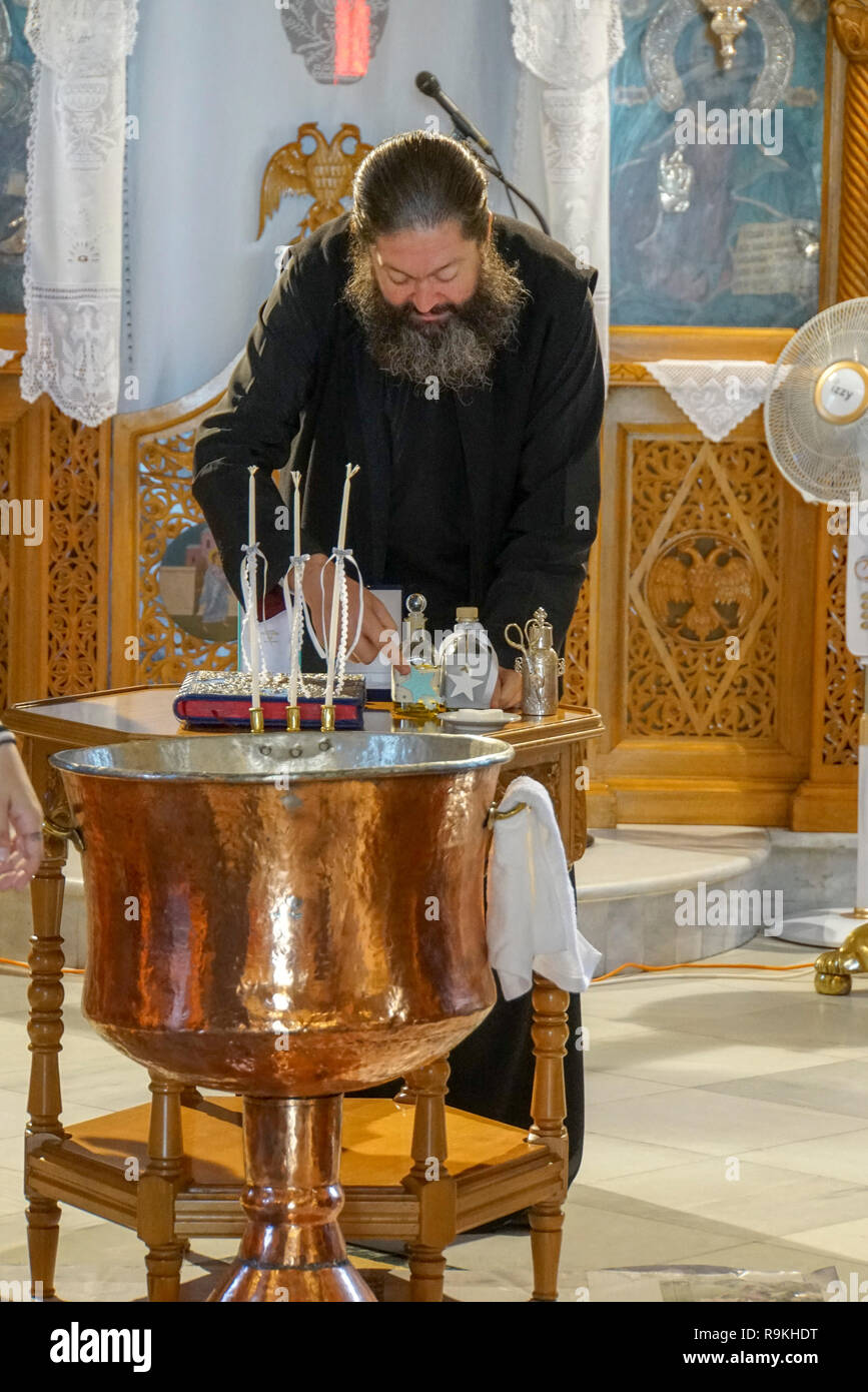 Griechisch-orthodoxen Priester führt den Service in der byzantinischen Kirche in Thassos Stadt auf der Insel Thassos, Griechenland Stockfoto