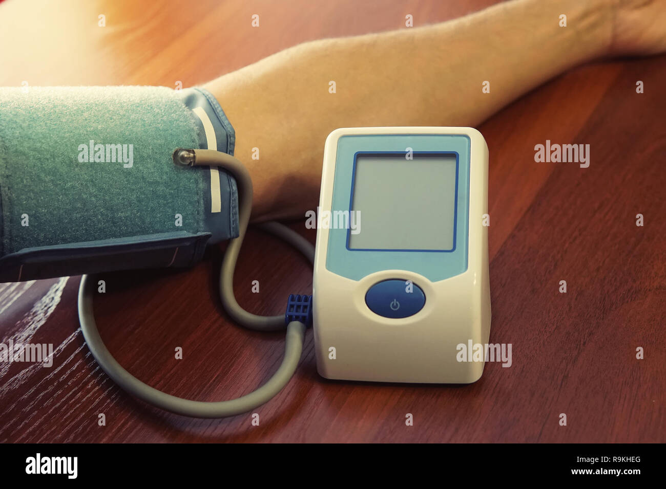 Hypertonie Konzept. Der Mensch ist Blutdruck messen mit Monitor im Haus Bedingungen. blank monitor. Ärztliche Untersuchung Stockfoto