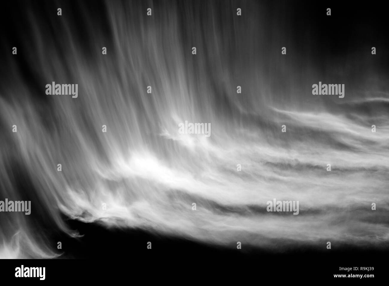 Cirrus Wolken breiteten sich über Sky erstellen Vogel Flügel, tierischen Formen Stockfoto