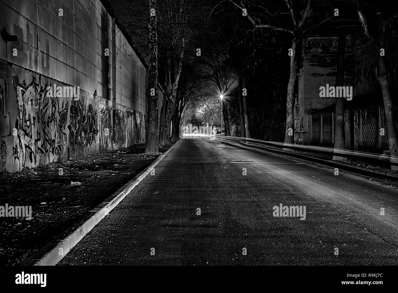 Dunkel und leer Stadt Straße mit dem Auto Licht Wanderwege Stockfoto