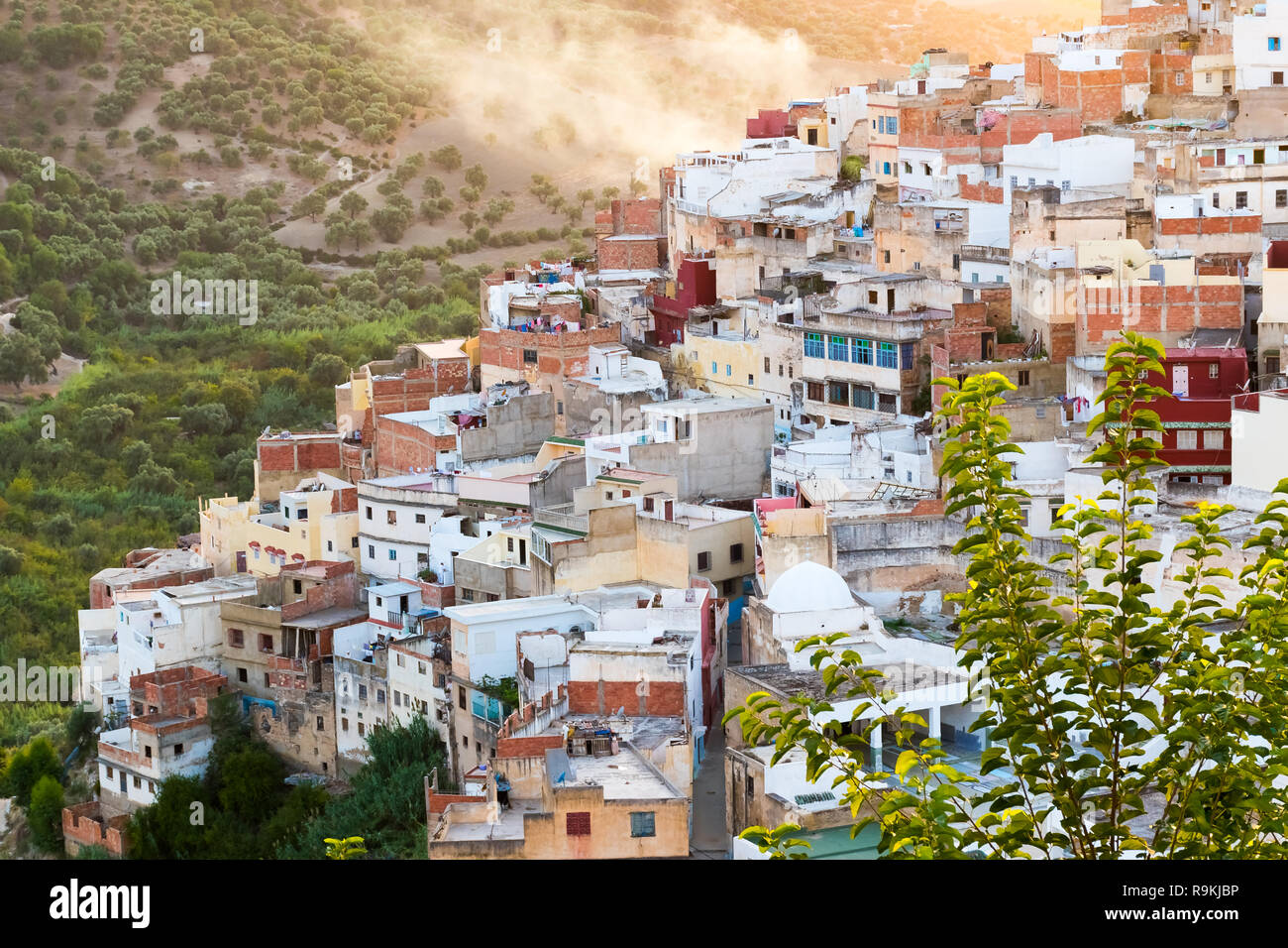 Schönen Sonnenuntergang Blick auf die heilige Stadt Moulay Idris schließen Volubilis, Meknes, Marokko, Afrika Stockfoto