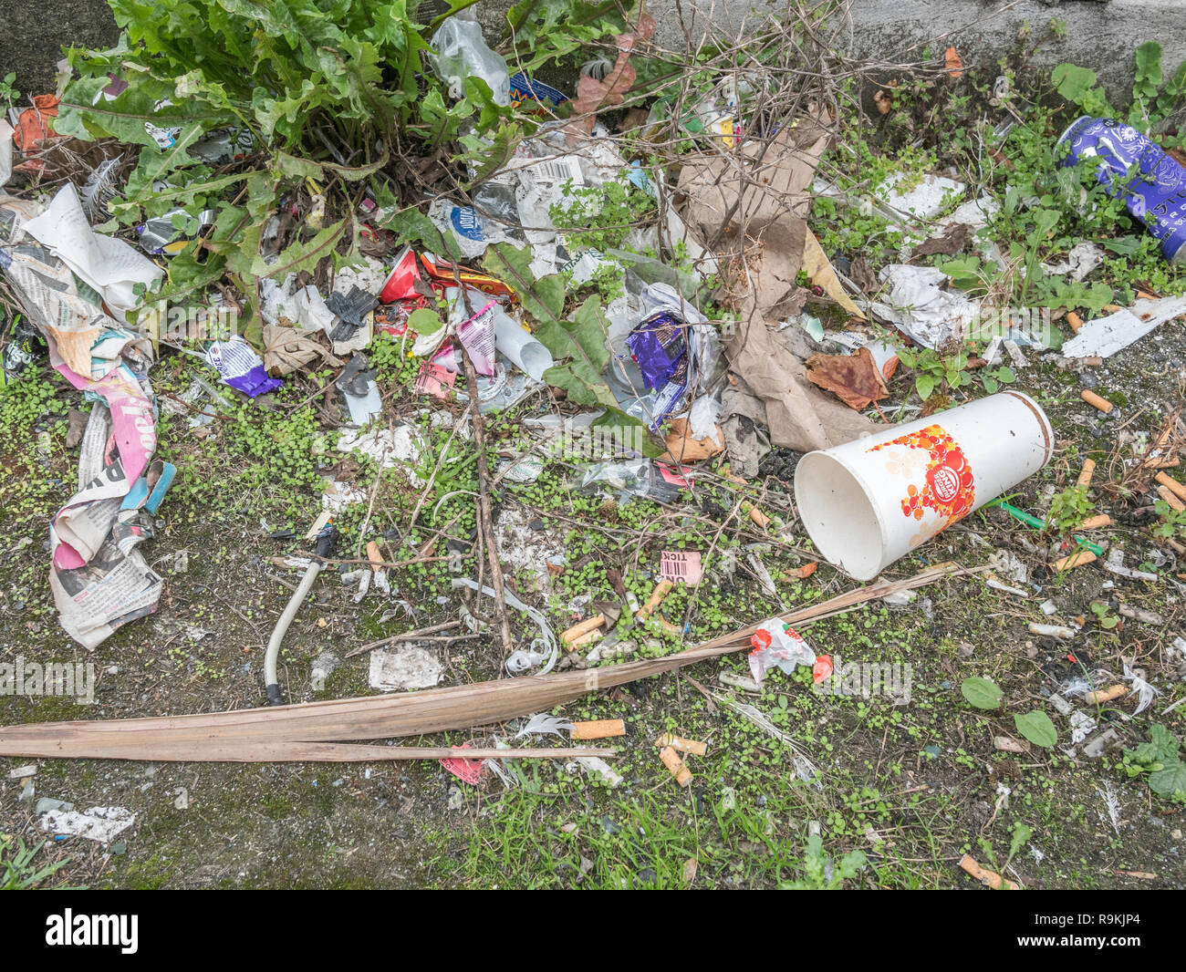 Plastikmüll in städtischen Backstreet verworfen. Für Kunststoff Umweltverschmutzung, Krieg auf Kunststoff, plastik Müll, Essen zum Mitnehmen verpacken. Stockfoto