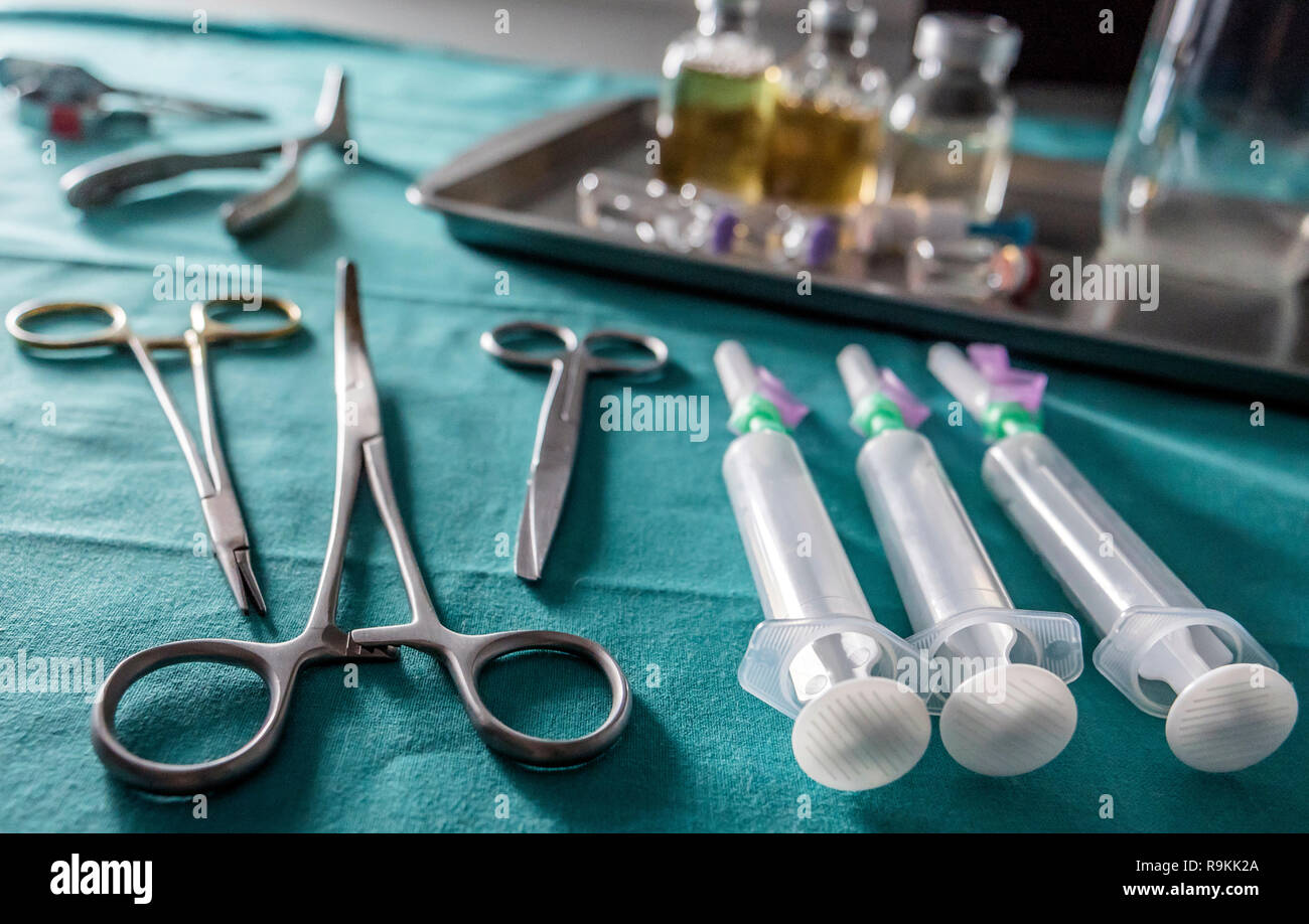 Mehrere Spritzen und Durchstechflaschen in einer Tabelle der Operationssaal eines Krankenhauses, konzeptionelle Bild Stockfoto