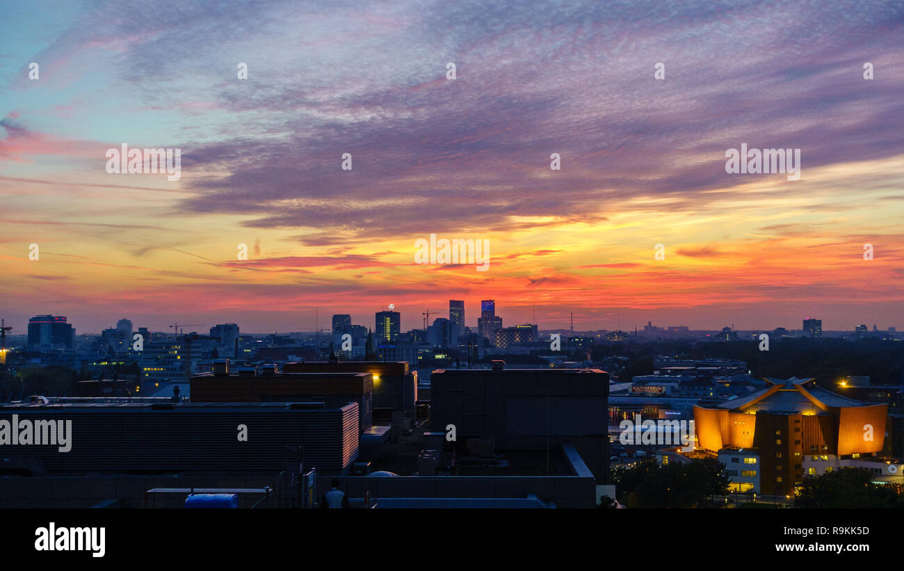 BERLIN, DEUTSCHLAND - 8. OKTOBER 2018: Die spektakulären Sonnenuntergang vom Potsdamer Platz in Berlin, Deutschland am 8. Oktober 2018 gesehen. Stockfoto