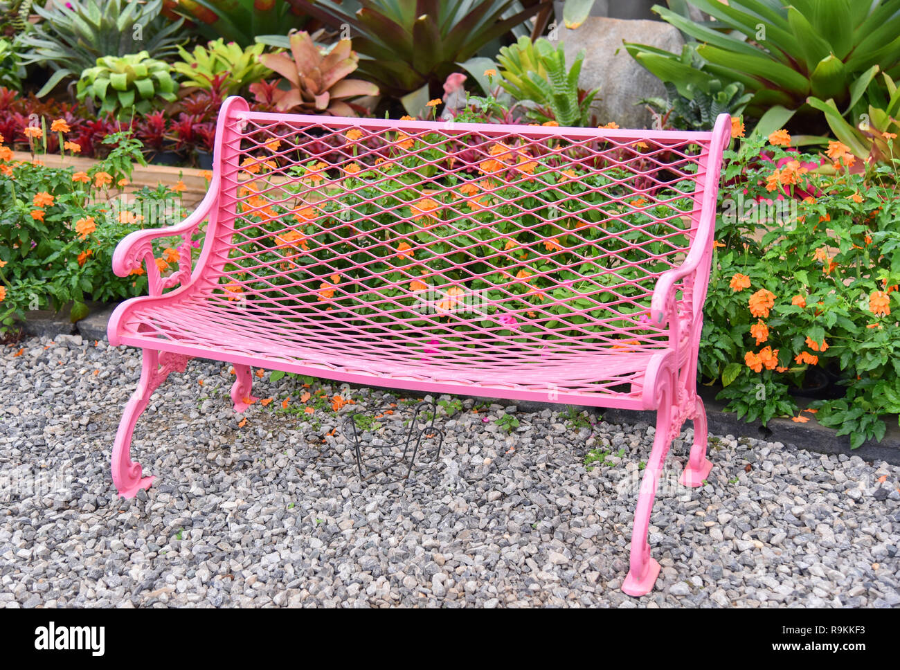 Sitzbank im Garten - Pink Vintage Bank im Park mit Blumen Garten  Stockfotografie - Alamy