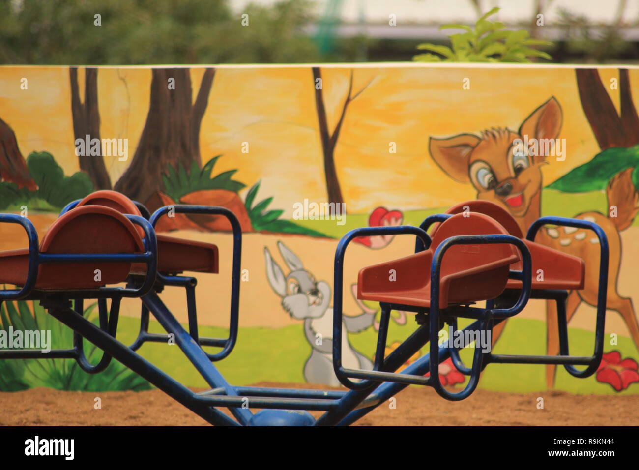 Kinderspielplatz mit bemalten Wände in der Schule mit Schaukeln und Spielzeug in Excel öffentliche Schule, Mysuru, Karnataka, Indien. Für kleine Kinder. Stockfoto