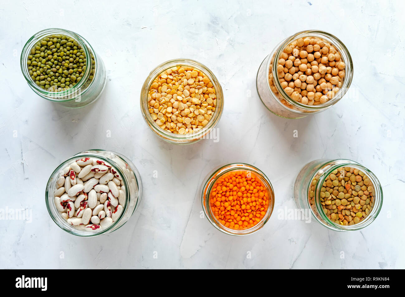 Bean Seeds in Gläsern auf weißem Hintergrund, gesunde und bekömmliche Lebensmittel Konzept Stockfoto