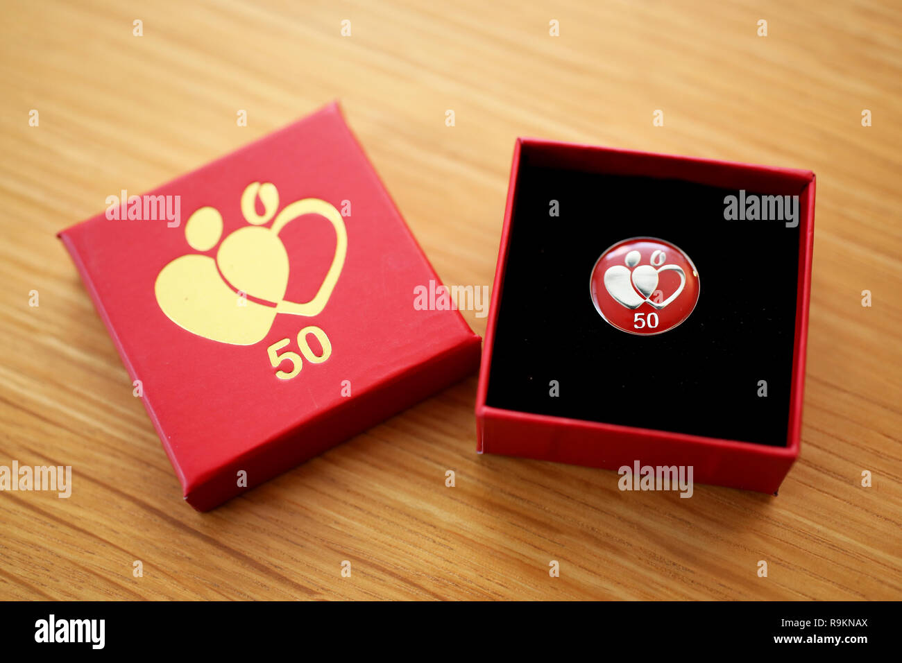 Allgemeine Aussicht auf ein Abzeichen für 50 Pints Blut an den National Health Service, dargestellt in Sussex, UK ausgezeichnet. Stockfoto