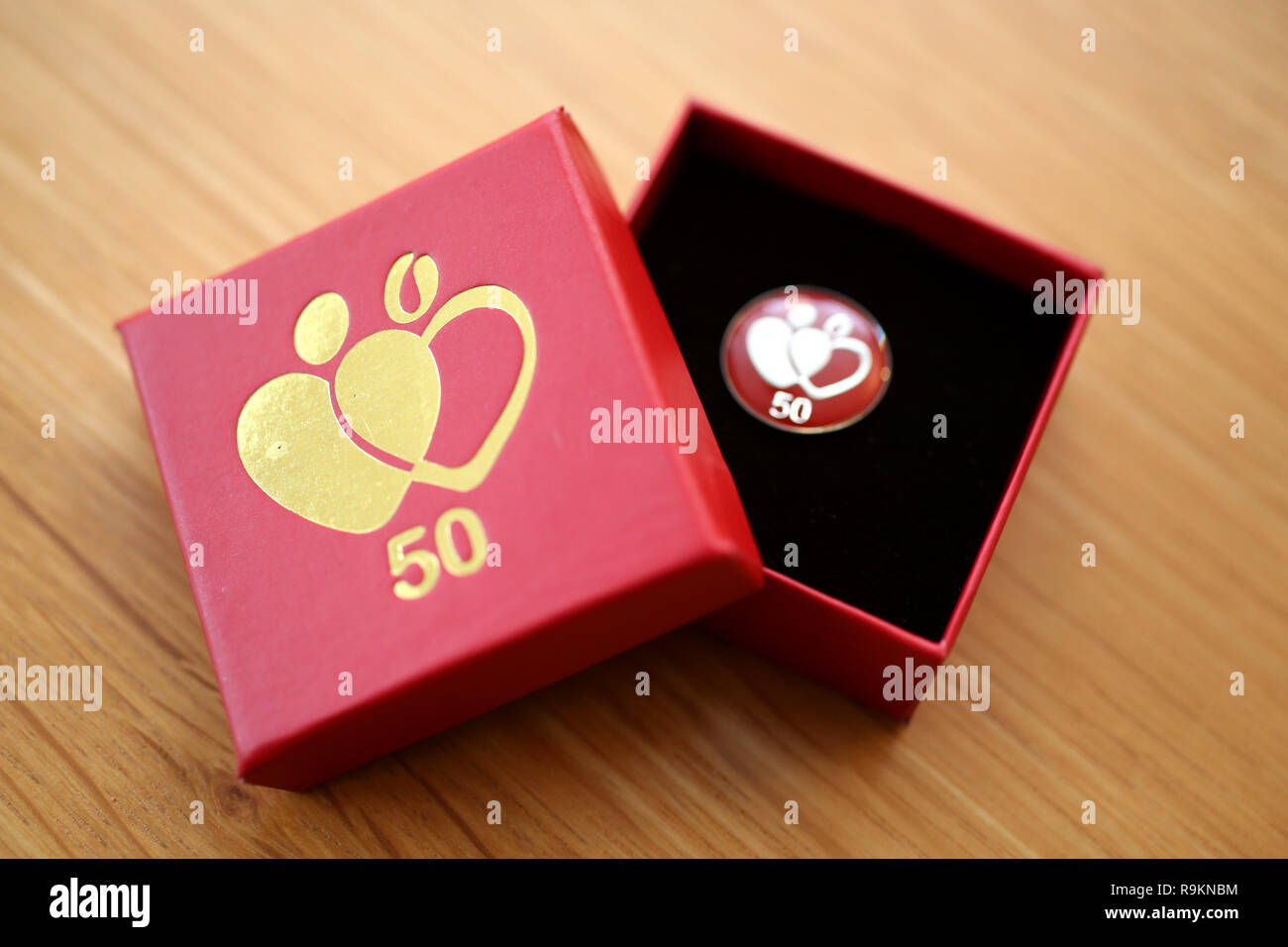 Allgemeine Aussicht auf ein Abzeichen für 50 Pints Blut an den National Health Service, dargestellt in Sussex, UK ausgezeichnet. Stockfoto