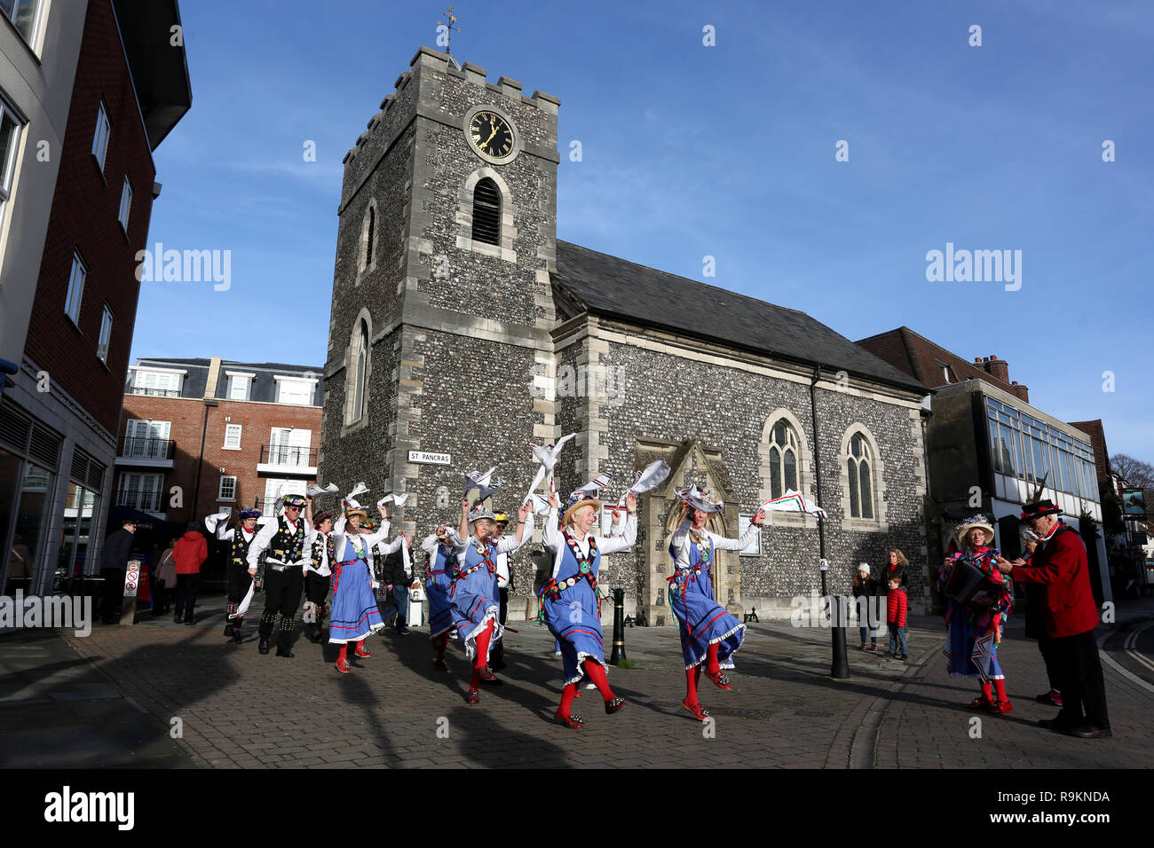 Allgemeine Ansichten von Morris Tänzerinnen in Chichester, West Sussex, UK. Stockfoto