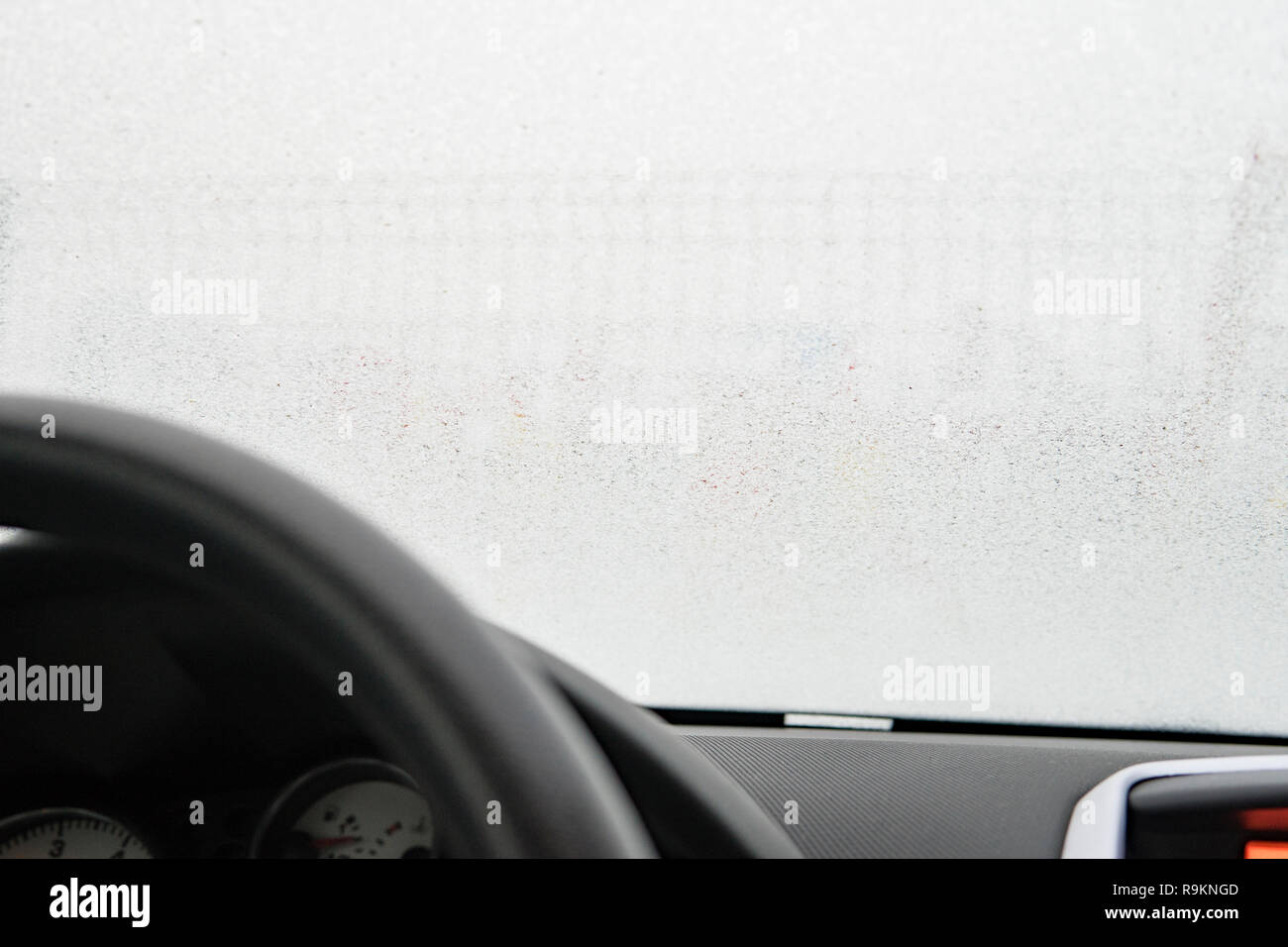 Close up Aufnahmen von einem Auto Windschutzscheibe, Frost an der Windschutzscheibe des Autos. Blick von der Fahrerseite. Ein eingefrorenes Auto Windschutzscheibe Stockfoto