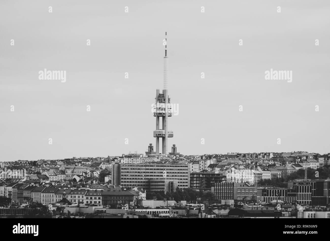 Prag, tschechische Republik - 26. Oktober 2018: Blick über die Stadt mit einem großen TV-Turm in der Mitte Stockfoto