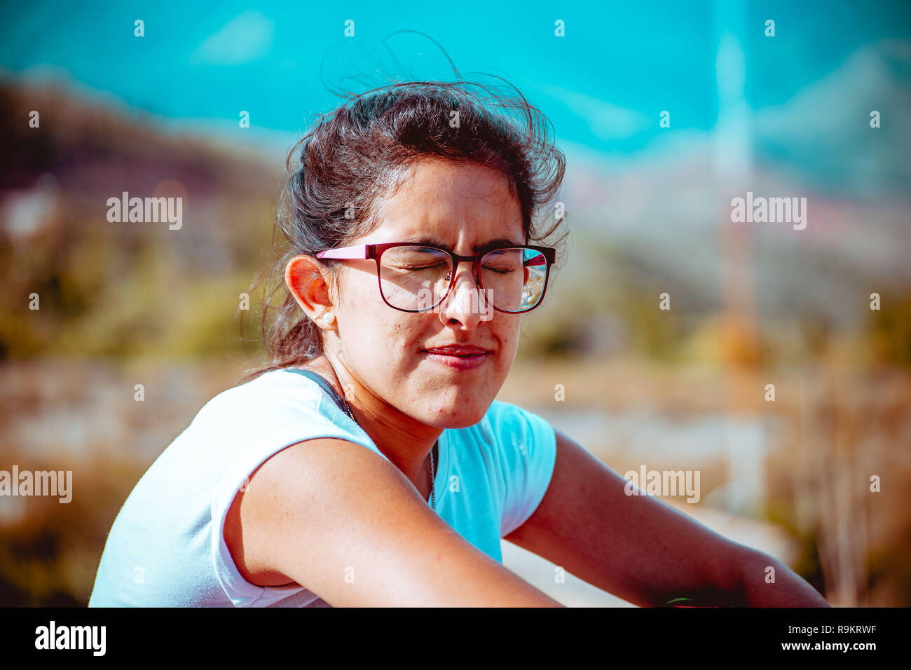Mädchen sitzt auf dem Boden in Berge Landschaft Stockfoto
