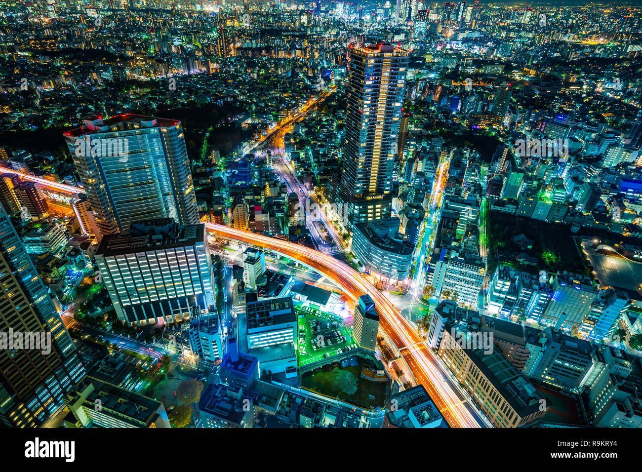 Asien Business Konzept für Immobilien & Corporate Bau - Panoramablick auf die moderne Skyline der Stadt bei Nacht mit Schnellstraße im Stadtteil Ikebukuro, Tokio Stockfoto