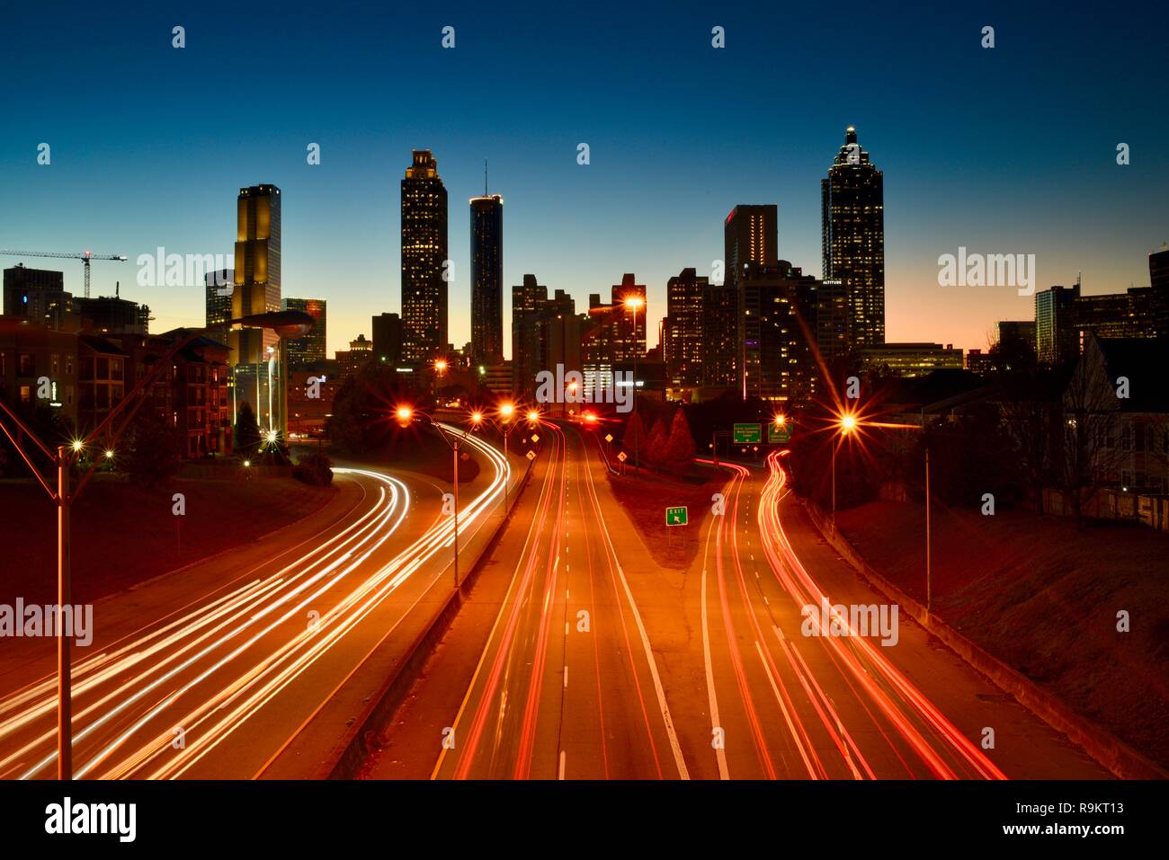 Atlanta Downtown Skyline leuchtet bei Sonnenuntergang, entlang der viel befahrenen Highway, bei rush hour, in Atlanta, Georgia, USA Stockfoto