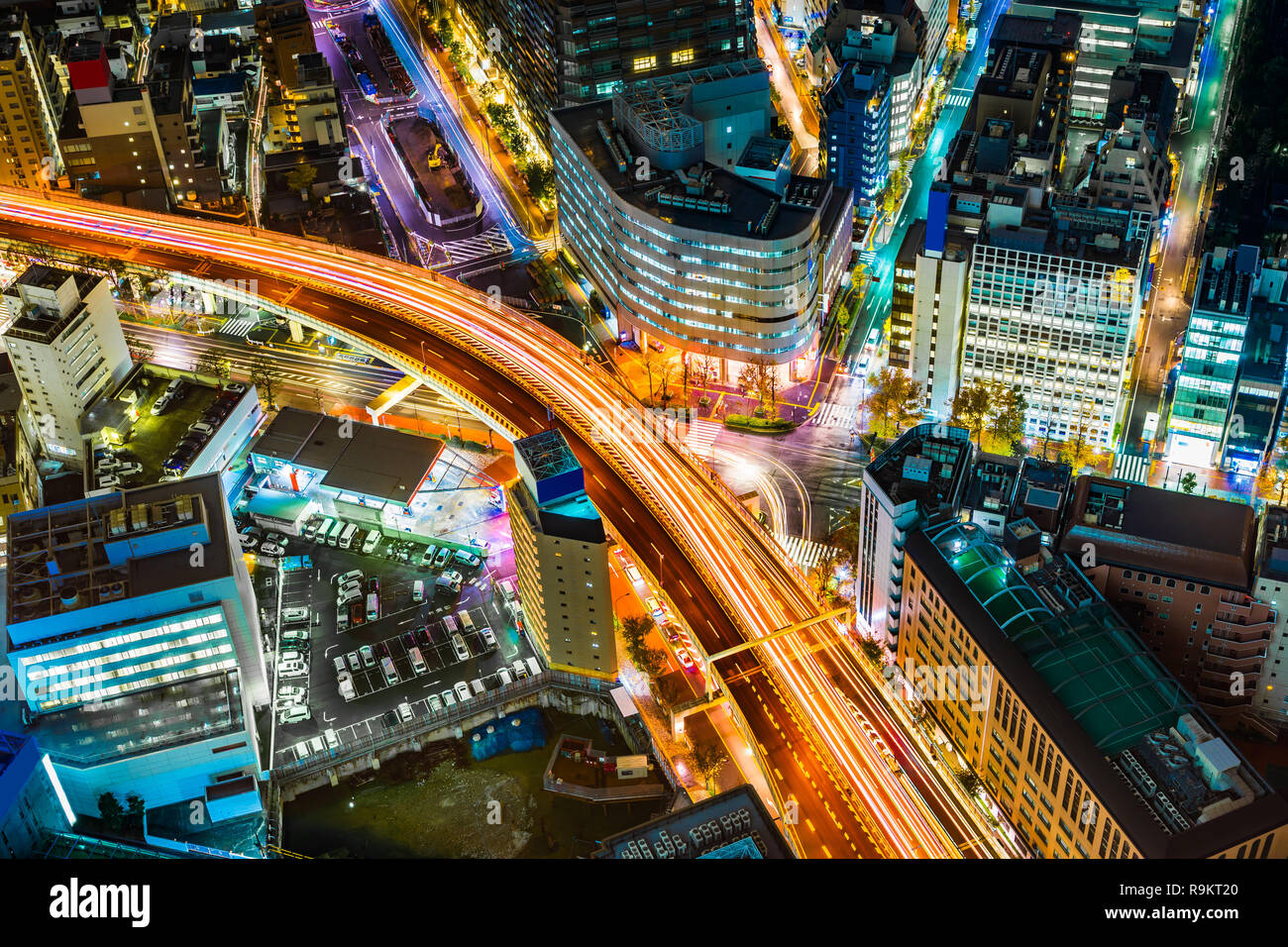 Asien Business Konzept für Immobilien & Corporate Bau - Panoramablick auf die moderne Skyline der Stadt bei Nacht mit Schnellstraße im Stadtteil Ikebukuro, Tokio Stockfoto